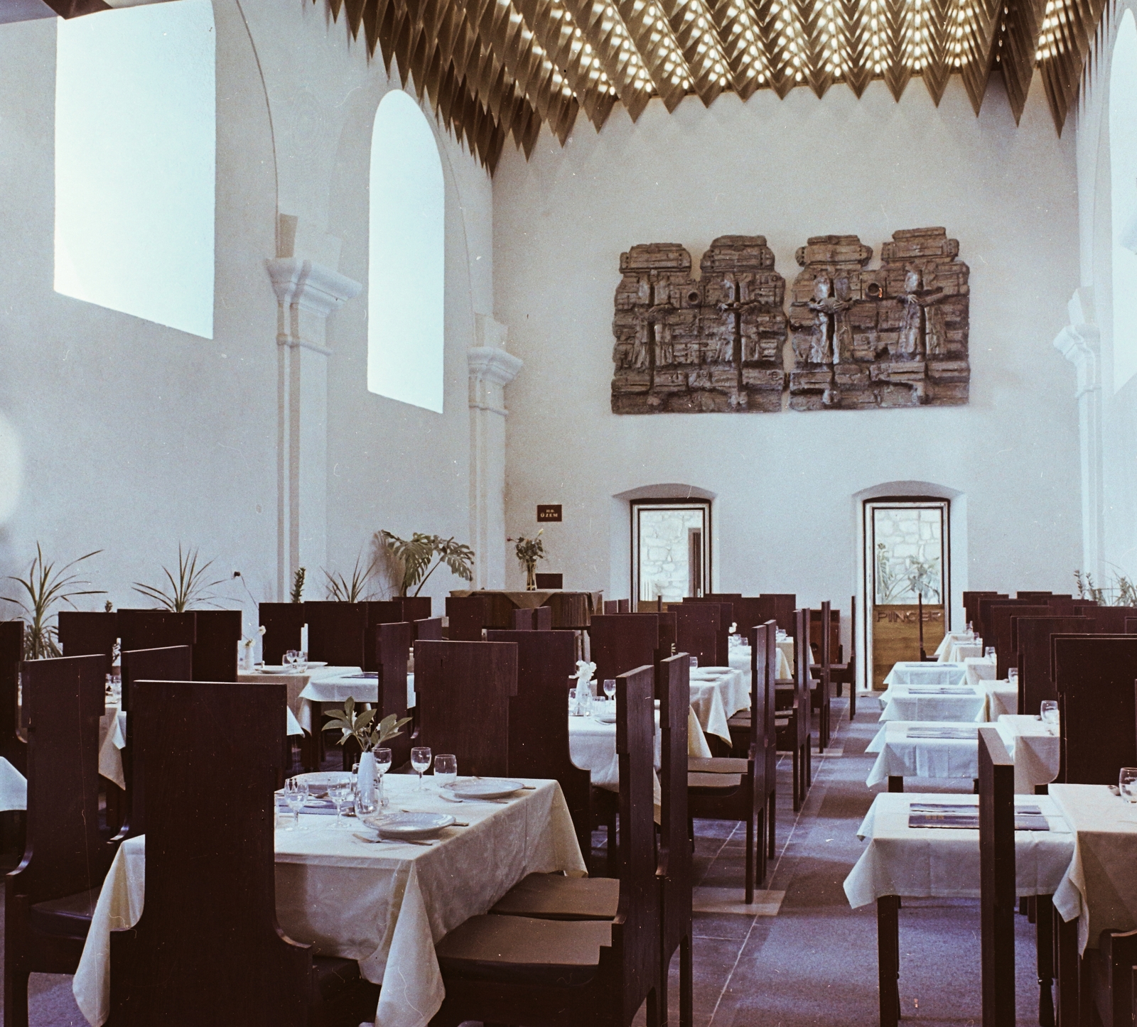 Hungary, Sárospatak, várnegyed, Borostyán Szálló és Étterem (egykor trinitárius kolostor, ma múzeum: Múzsák Temploma). Szemben Lakner László festőművész 1968-ban alkotott, kerámia domborműve., 1968, Bauer Sándor, colorful, restaurant, Makovecz Imre-design, Trinitarians, Fortepan #112108