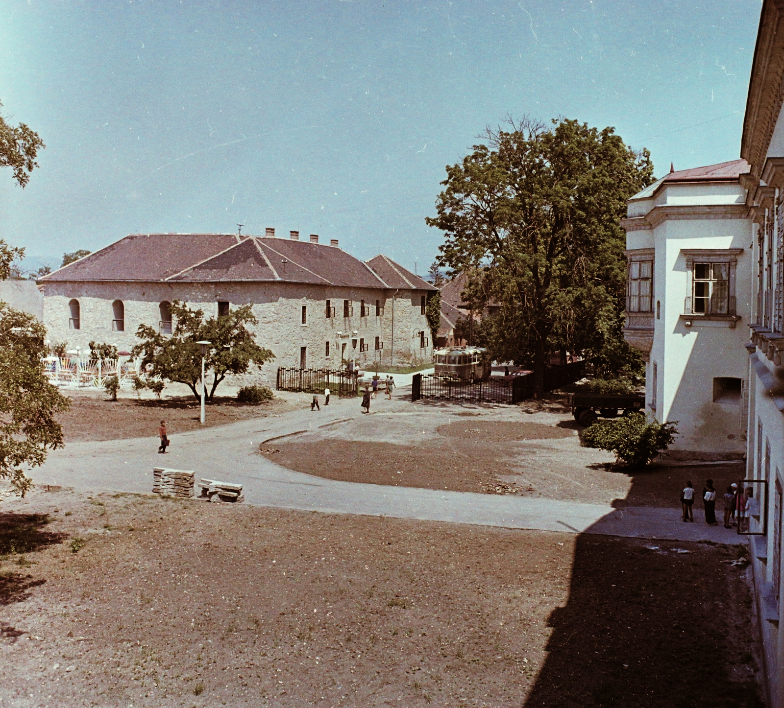 Hungary, Sárospatak, várnegyed. Balra Borostyán Szálló és Étterem (egykor trinitárius kolostor, ma múzeum: Múzsák Temploma). Jobbra a Rákóczi-vár nyugati szárnya., 1968, Bauer Sándor, colorful, Ikarus 620, Trinitarians, Fortepan #112109