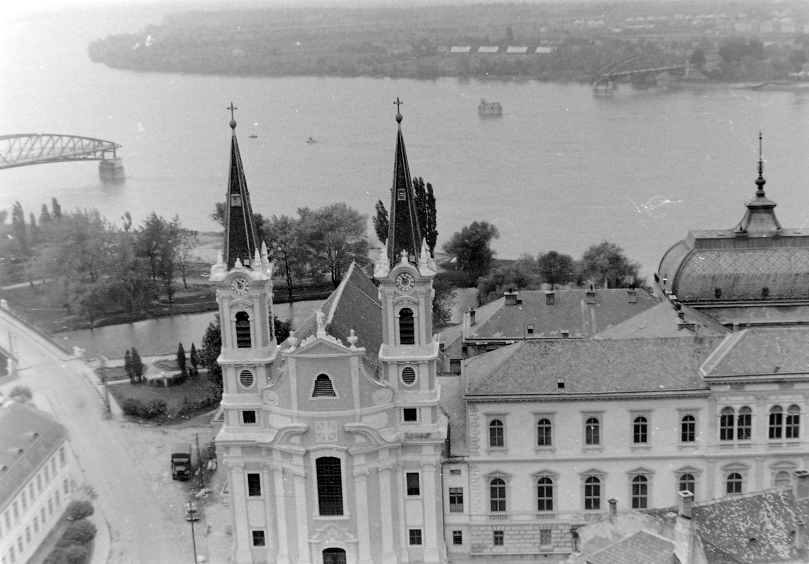 Hungary, Esztergom, Loyolai Szent Ignác templom., 1960, Kurutz Márton, bridge, wrecked bridge, Danube, Duna-bridge, János Feketeházy-design, ledge, Fortepan #11211