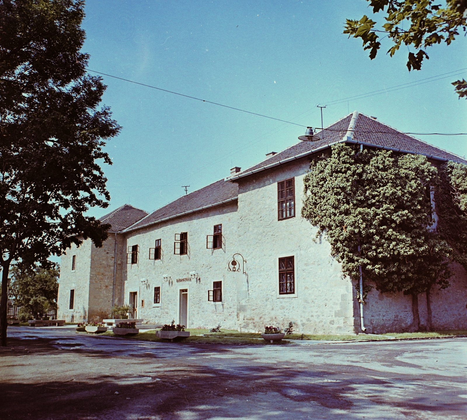 Hungary, Sárospatak, várnegyed. Szemben a Borostyán Szálló és Étterem (egykor trinitárius kolostor, ma múzeum: Múzsák Temploma)., 1968, Bauer Sándor, colorful, hotel, Trinitarians, Fortepan #112118