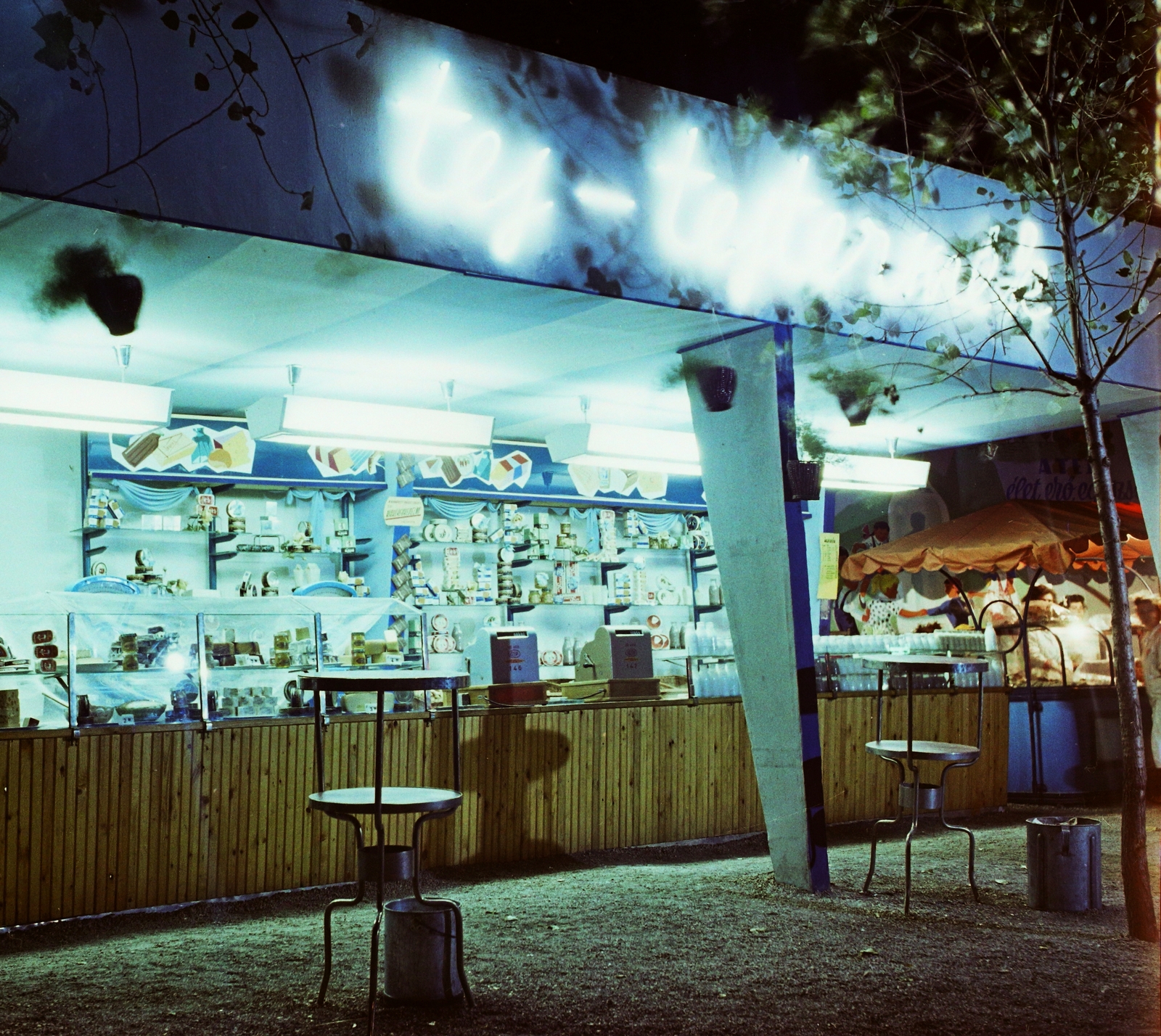 Hungary, Budapest X., Albertirsai úti vásár területe, Országos Mezőgazdasági Kiállítás és Vásár. A Közért vállalat tejivója., 1959, Bauer Sándor, colorful, night, neon lights, wainscot, neon sign, Budapest, Közért Company, milk bar, Fortepan #112135