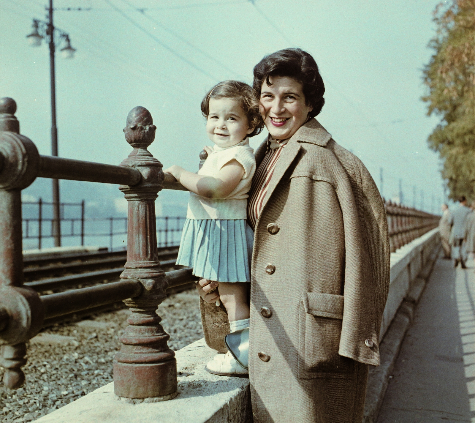 Hungary, Budapest V., Dunakorzó., 1960, Bauer Sándor, colorful, Budapest, girl, grandparent, Fortepan #112154