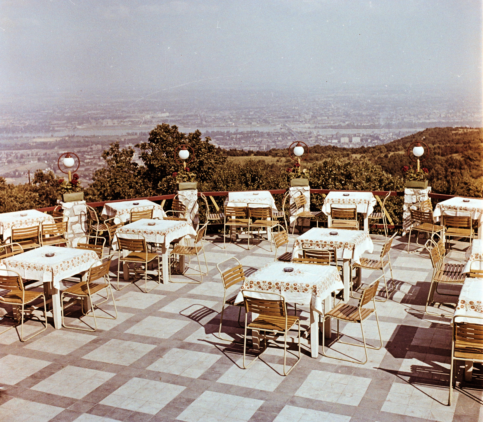 Magyarország, Budapest III., Hármashatárhegyi út 2., a Panoráma étterem terasza., 1961, Bauer Sándor, színes, étterem, terasz, látkép, Budapest, Fortepan #112167