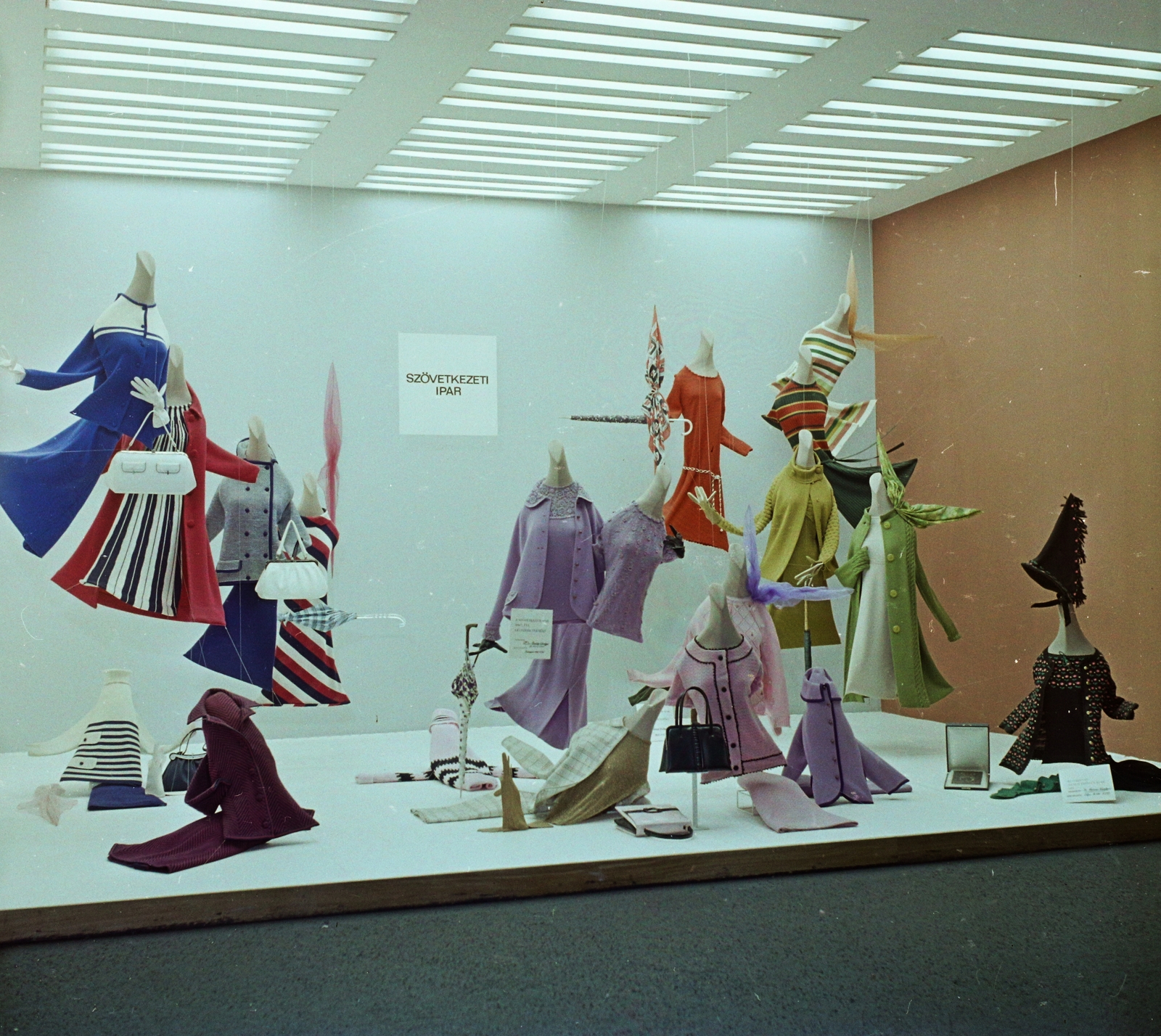 Hungary, 1969, Bauer Sándor, colorful, exhibition, dress, Fashion store, Fortepan #112180