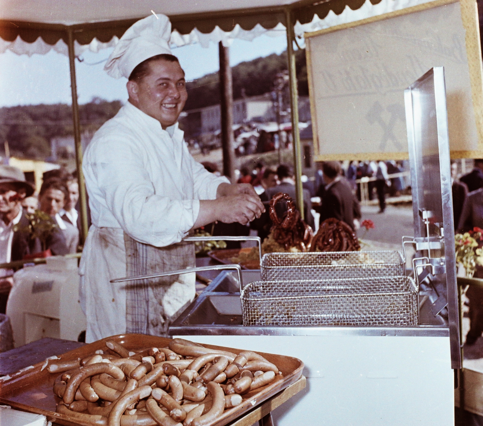 Hungary, Ajka, Csingervölgy, bányásznapi ünnepség., 1959, Bauer Sándor, hospitality, colorful, sausage, steakhouse, sausage, Fortepan #112191