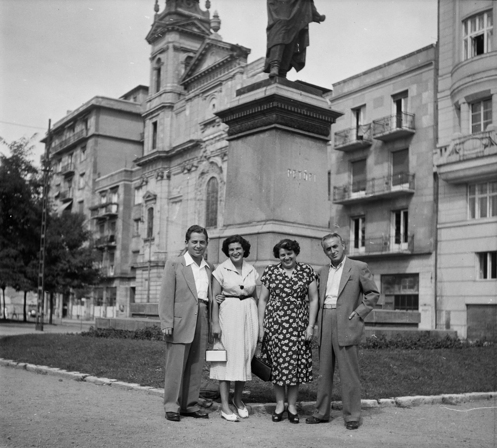 Magyarország, Budapest V., Petőfi tér, Petőfi Sándor szobra, mögötte az ortodox székesegyház. Bal szélen Bauer Sándor fotóriporter, 1954, Bauer Sándor, templom, felirat, szobor, csoportkép, nők, férfiak, utcakép, talapzat, retikül, Petőfi-ábrázolás, Budapest, Fortepan #112202