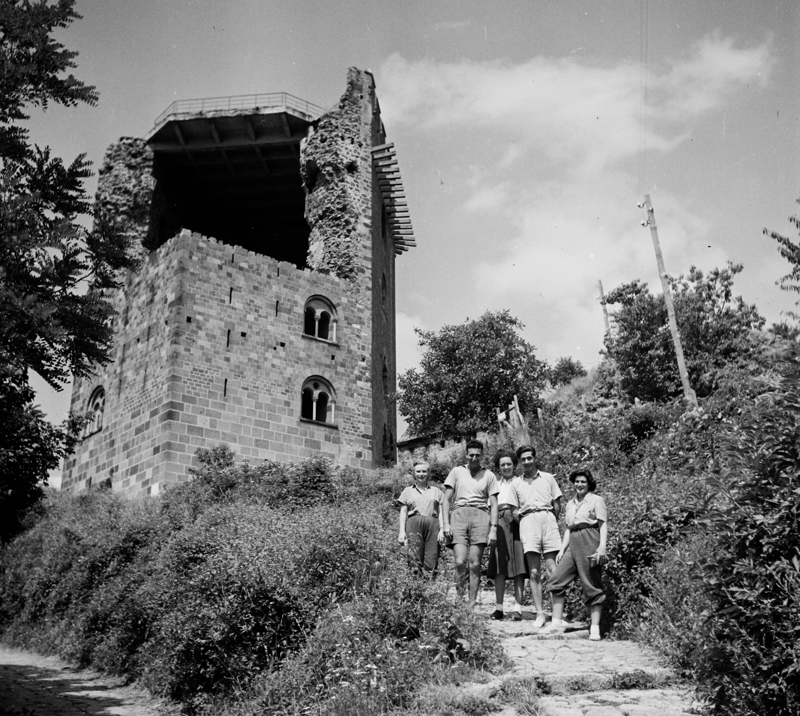 Hungary,Danube Bend, Visegrád, az Alsóvár lakótornya / Salamon-torony., 1950, Bauer Sándor, tableau, ruins, tower, shorts, Fortepan #112219
