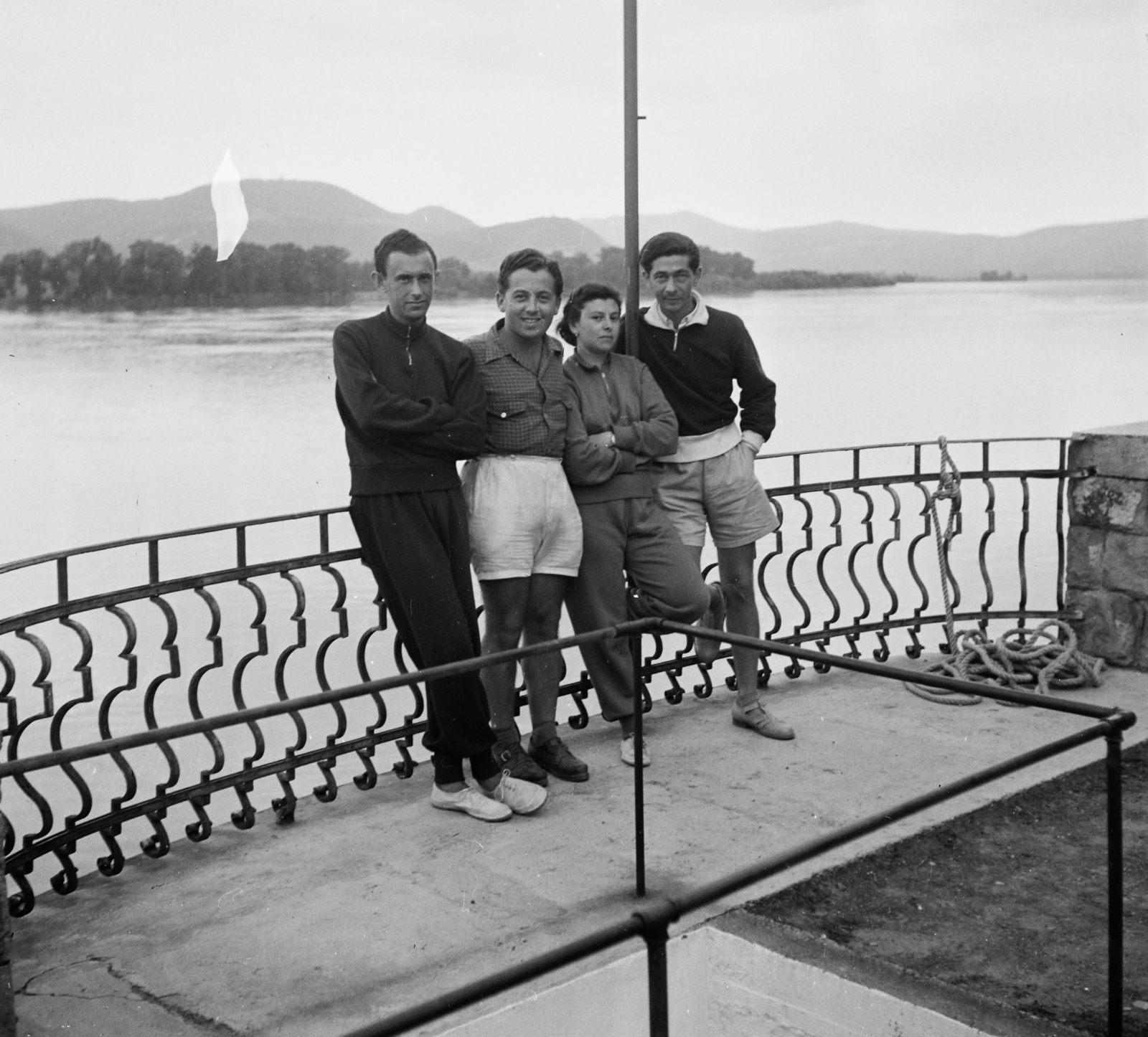 Hungary, Verőce, (Nógrádverőce), Duna-part, kilátás az Ybl Miklós tervezte támfalról, háttérben a Szentendrei-sziget., 1950, Bauer Sándor, railing, tableau, shorts, sweater, leg over leg, one leg standing, Fortepan #112222
