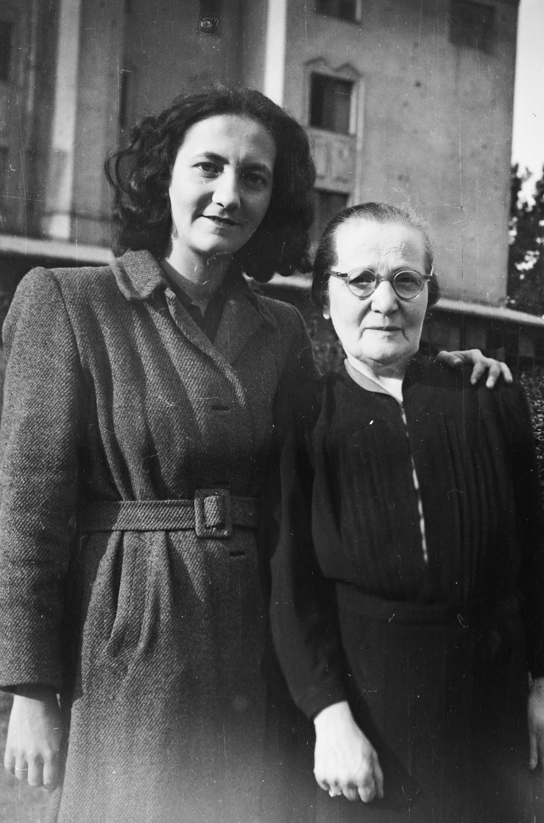 1948, Bauer Sándor, women, double portrait, arms around shoulders, Fortepan #112229