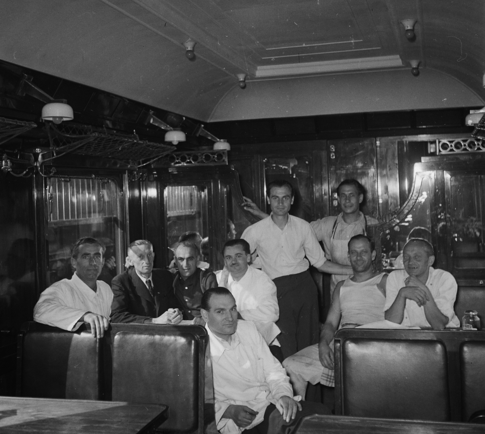 Hungary, réz szerelvényekkel, cédrus burkolattal ellátott MÁV gyorsvonati étkezőkocsi., 1949, Bauer Sándor, railway, tableau, men, interior, apron, dining car, wood panelling, staff, Fortepan #112233