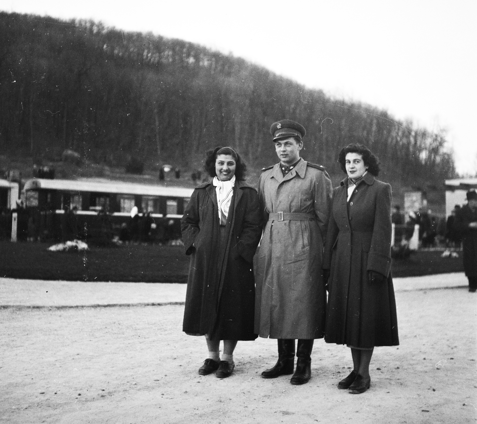 Hungary, Budapest II., Gyermekvasút (Úttörővasút), Szépjuhászné (Ságvári liget) állomás., 1950, Bauer Sándor, uniform, tableau, women, man, hillside, train station, officer, Children's railway, Budapest, Fortepan #112241