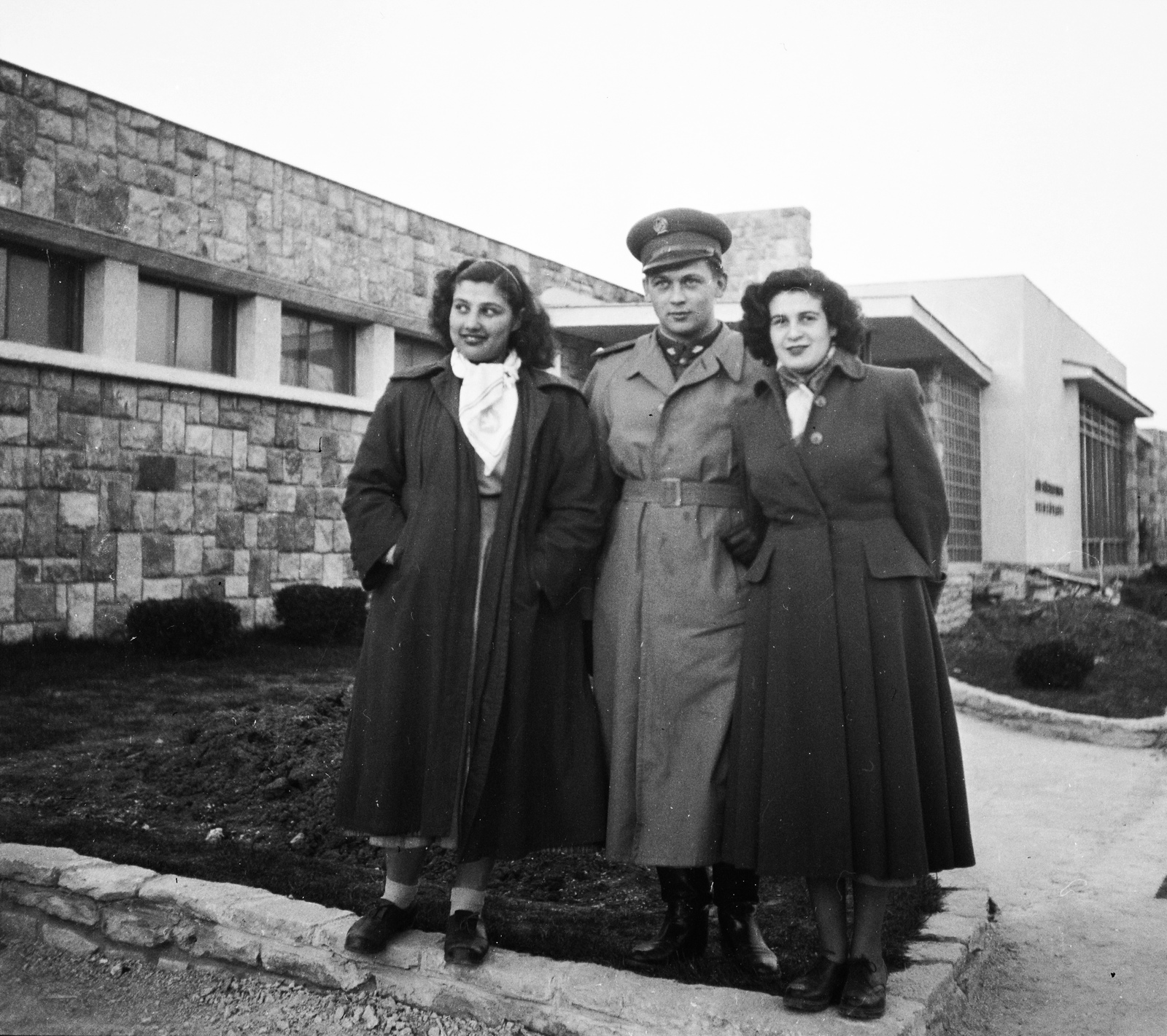 Hungary, Budapest II., Gyermekvasút (Úttörővasút), Szépjuhászné (Ságvári liget) állomás., 1950, Bauer Sándor, uniform, tableau, women, man, coat, Children's railway, Budapest, Fortepan #112242