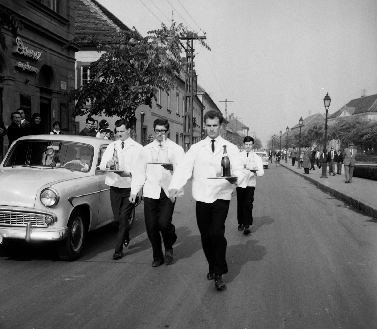 Hungary, Vác, Március 15. tér., 1965, Bauer Sándor, waiter competition, Fortepan #112249