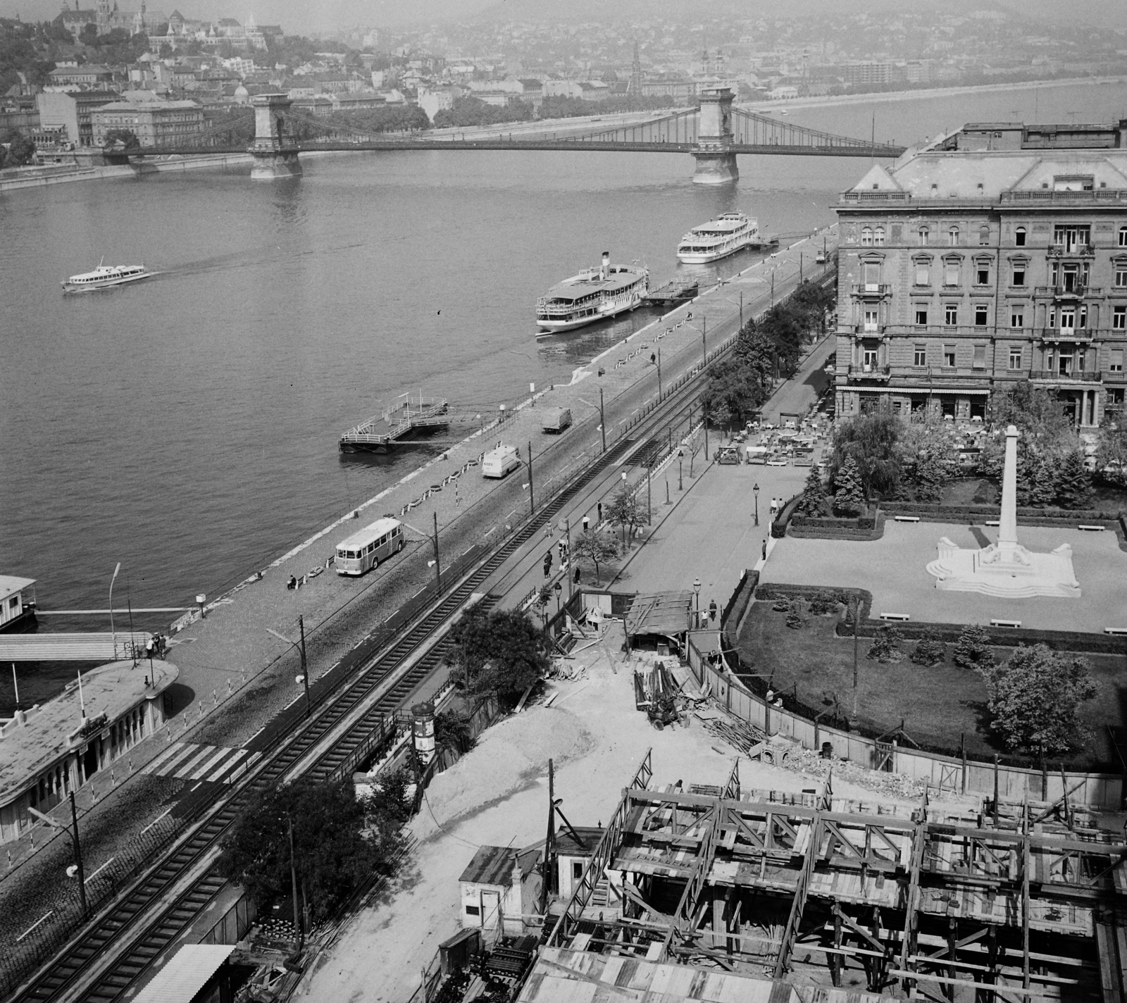 Magyarország, Budapest V., a Vigadó téri hajóállomás, a Széchenyi Lánchíd és a Thonet-udvar az épülő Hotel Duna Intercontinental épületéből nézve., 1968, Bauer Sándor, hajó, építkezés, látkép, vízibusz, szovjet emlékmű, Budapest, Fortepan #112258