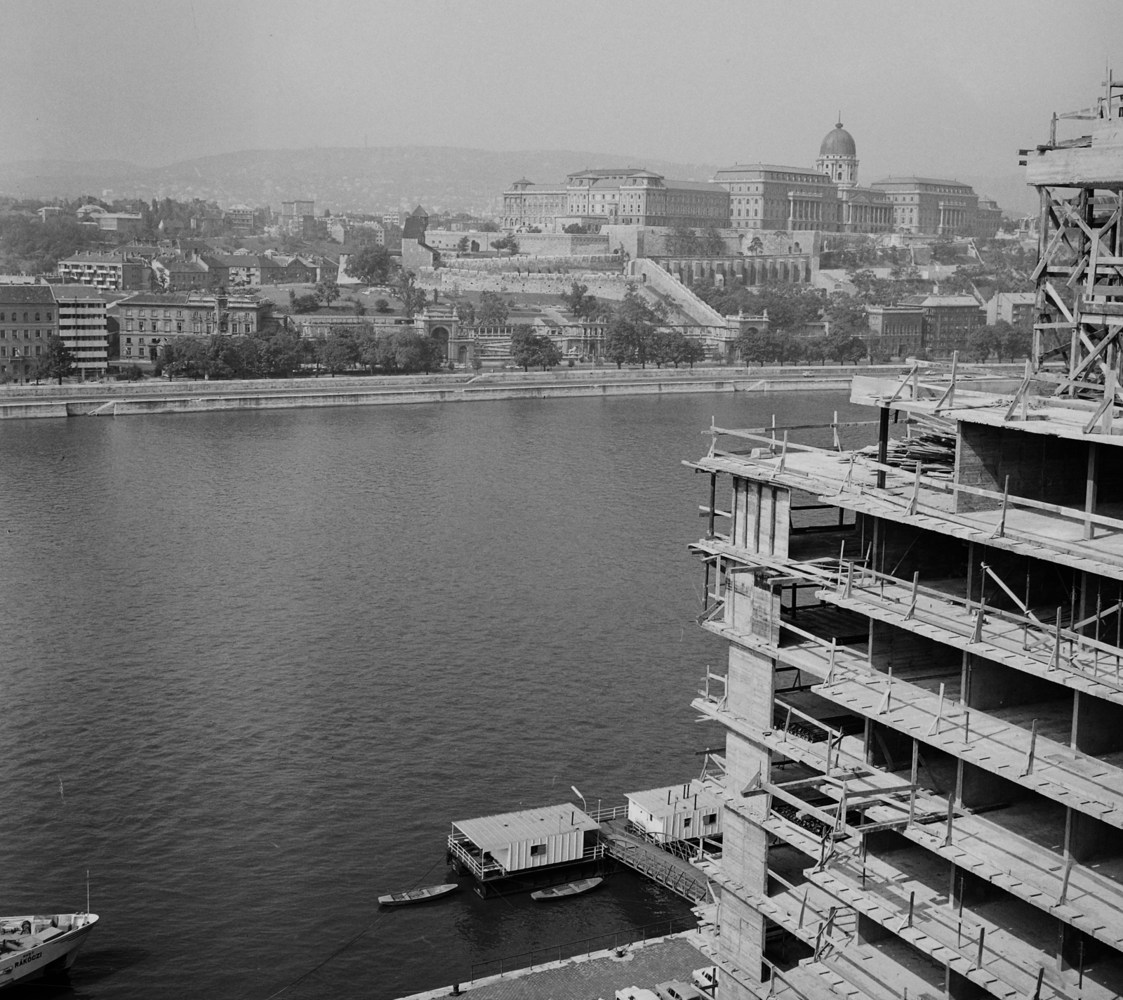 Hungary, Budapest V., a Duna és a Budavári Palota (korábban Királyi Palota) az épülő Hotel Duna Intercontinental épületéből nézve., 1968, Bauer Sándor, construction, picture, pontoon, Budapest, Fortepan #112259