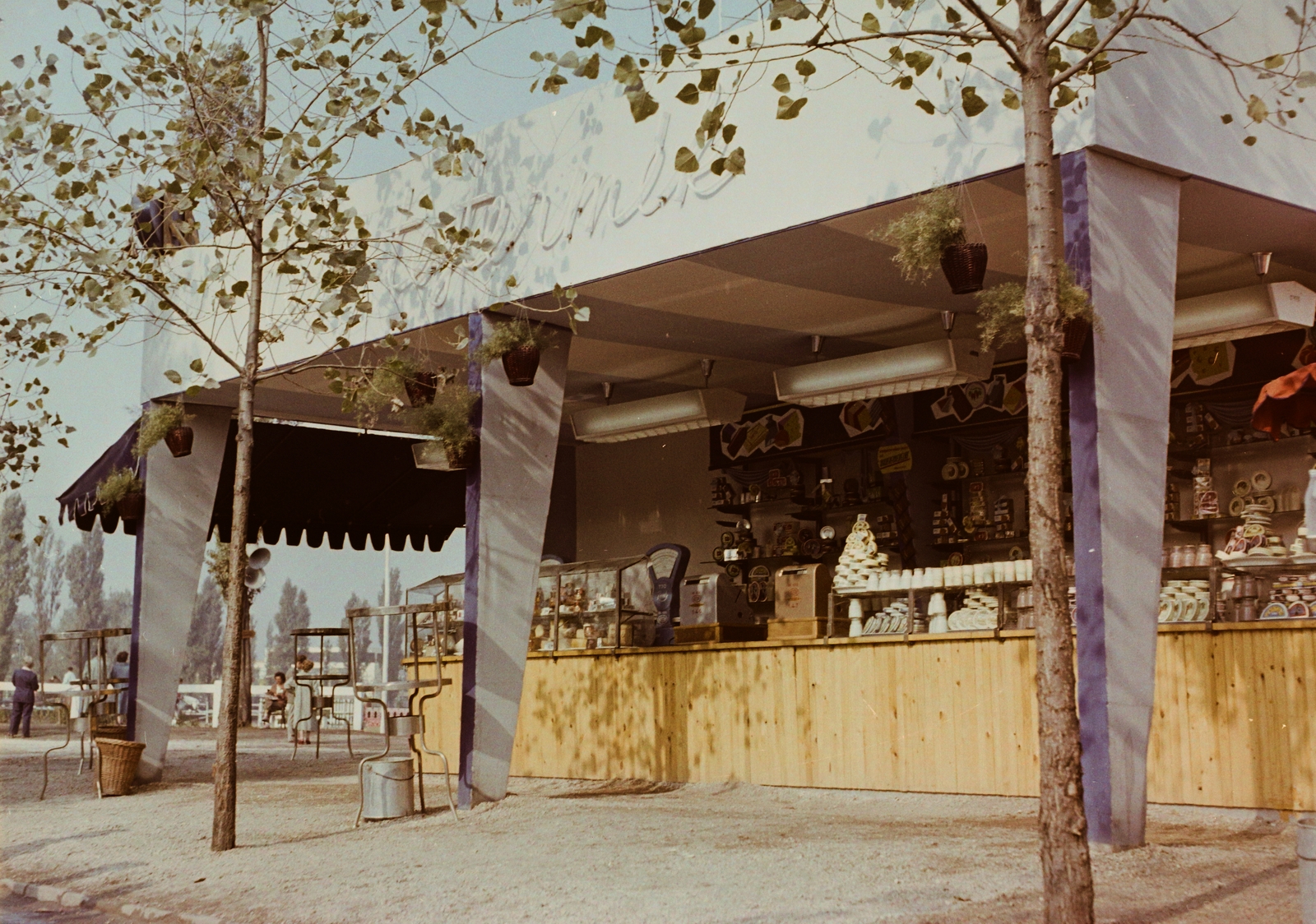 Hungary, Budapest X., Albertirsai úti vásár területe, Országos Mezőgazdasági Kiállítás és Vásár. A Közért vállalat tejivója., 1959, Bauer Sándor, colorful, buffet, milk bar, Budapest, Közért Company, Fortepan #112290