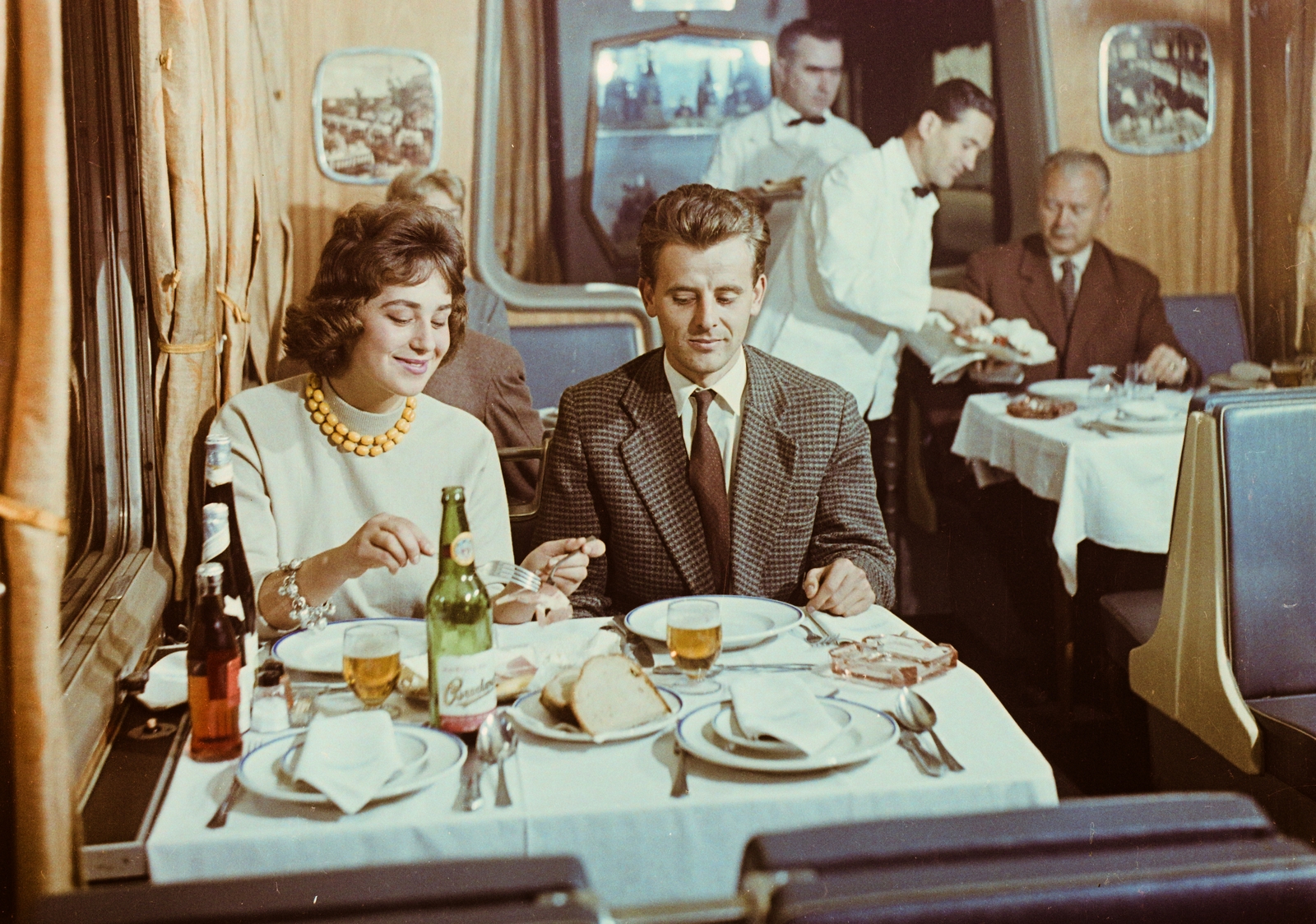 Magyarország, Budapest VI., Teréz (Lenin) körút, Nyugati pályaudvar, Utasellátó étkezőkocsi., 1960, Bauer Sándor, színes, étkezőkocsi, Budapest, Fortepan #112292