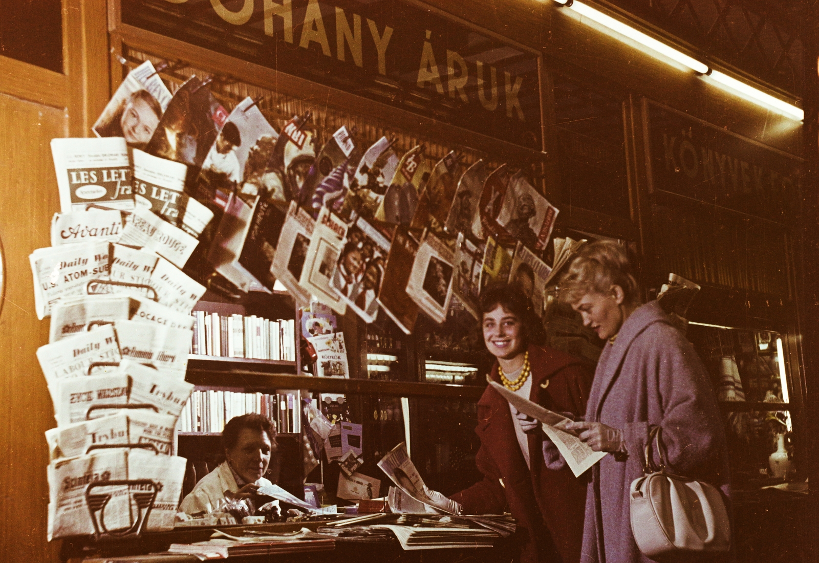 Hungary, Budapest VI., Teréz (Lenin) körút, Nyugati Pályaudvar., 1960, Bauer Sándor, colorful, tobacco shop, newsstand, tobacco, Budapest, Fortepan #112301