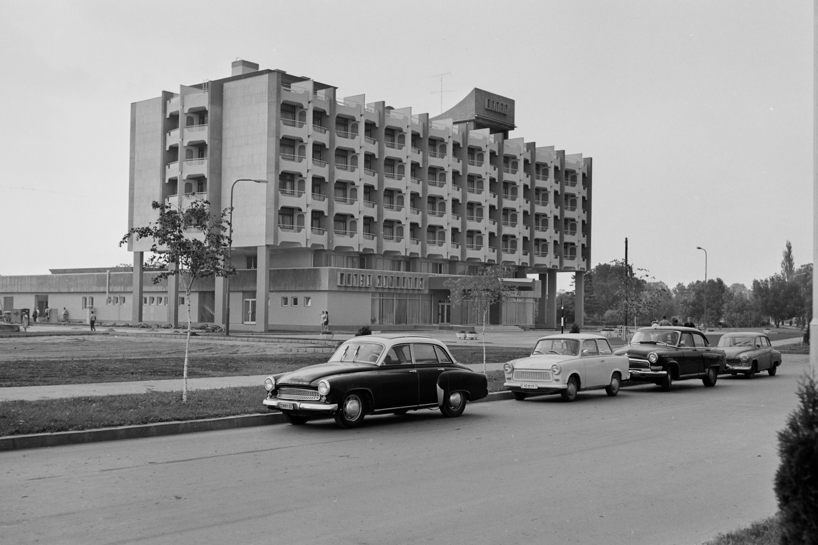 Hungary, Szombathely, Bartók Béla körút 39., Hotel Claudius., 1972, Bauer Sándor, Trabant-brand, hotel, Wartburg-brand, M21 Wolga, number plate, Fortepan #112311