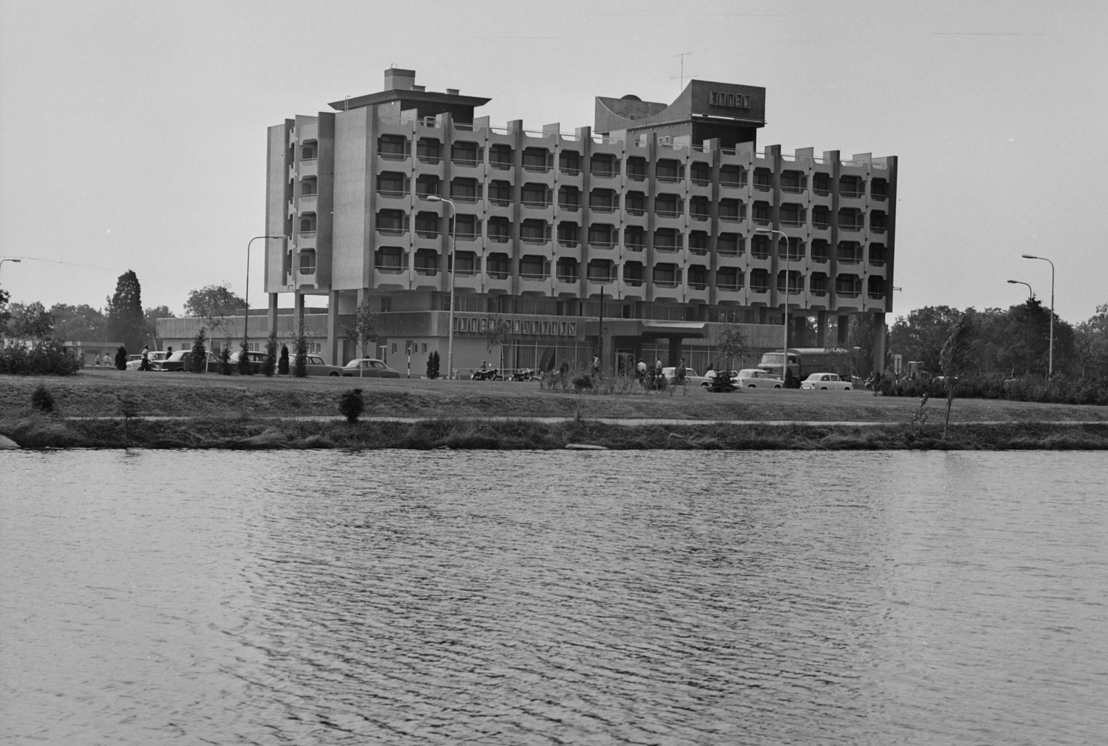 Hungary, Szombathely, Hotel Claudius, elötte a Csónakázó-tó., 1972, Bauer Sándor, lake, hotel, Fortepan #112312