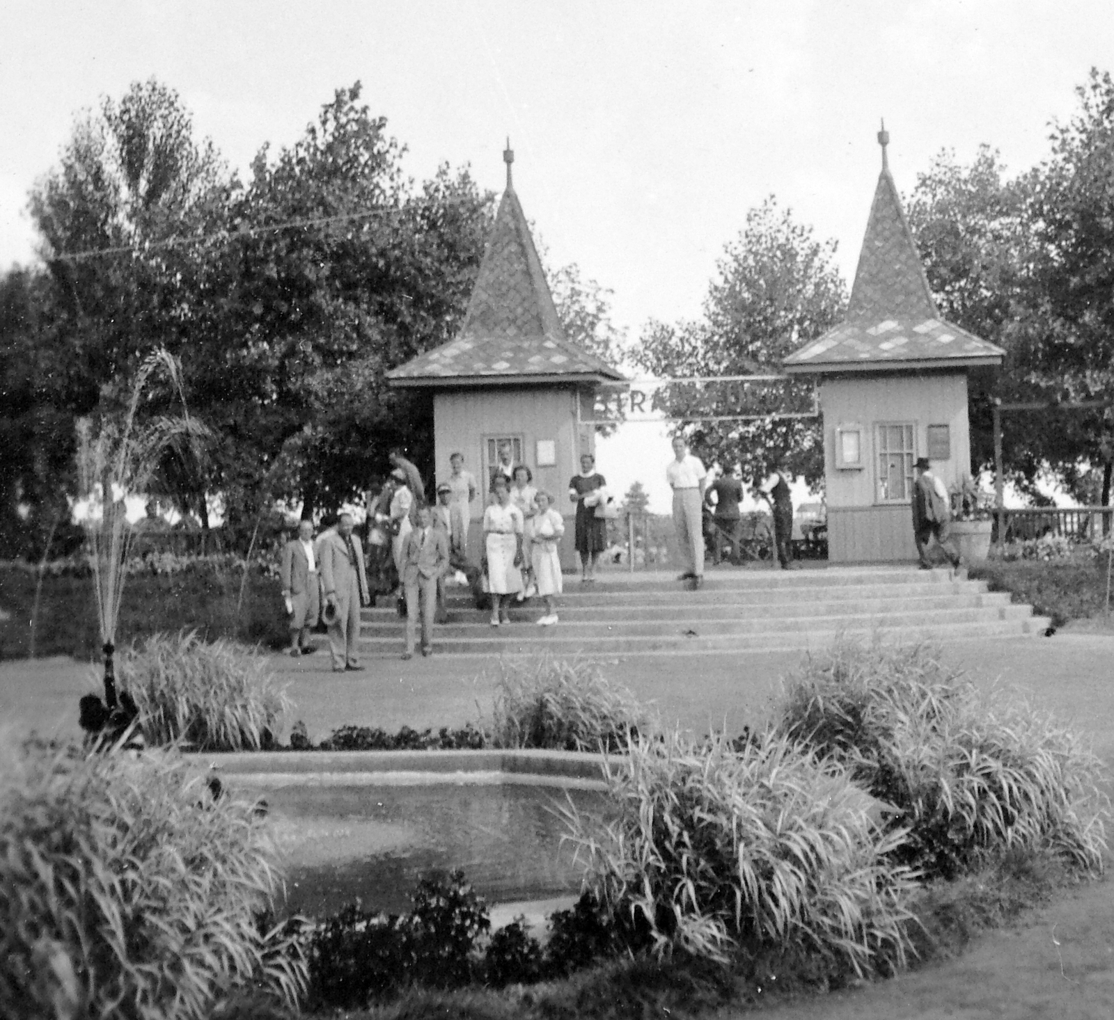 Magyarország, Nyíregyháza, sóstói Strandfürdő., 1938, Gyöngyi, szökőkút, pénztár, virágágyás, Fortepan #11232