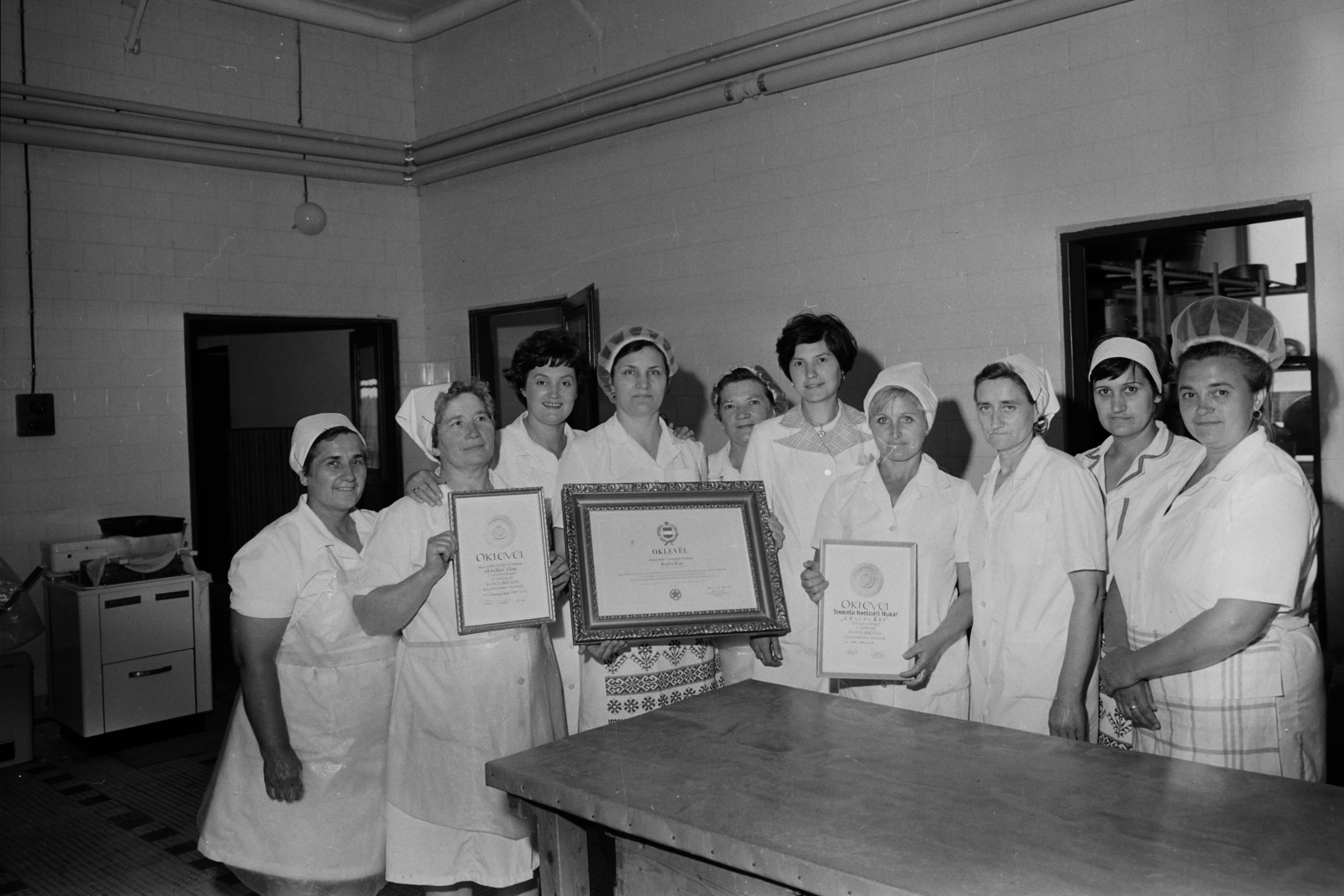 Hungary, Székesfehérvár, Ikarus Gyár, az étterem konyhája., 1977, Bauer Sándor, tableau, women, warrant, socialist brigade, Fortepan #112328