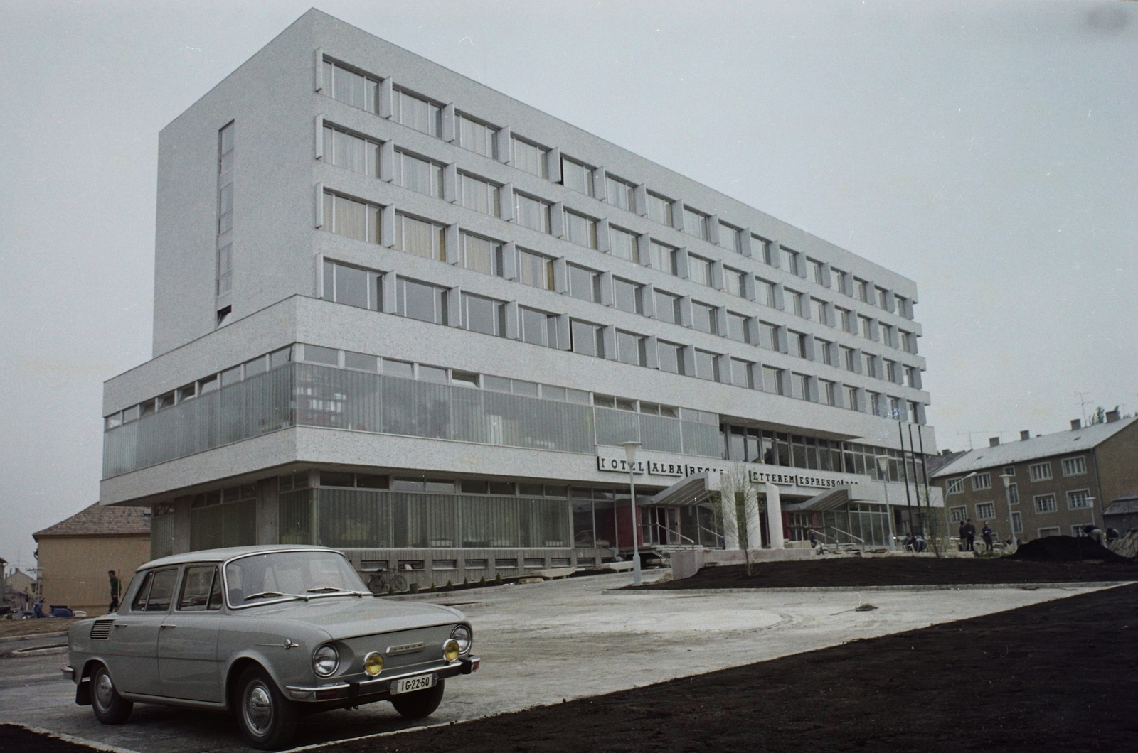 Magyarország, Székesfehérvár, Hotel Alba Regia., 1972, Bauer Sándor, színes, Skoda-márka, rendszám, Skoda 100, neon felirat, Fortepan #112350