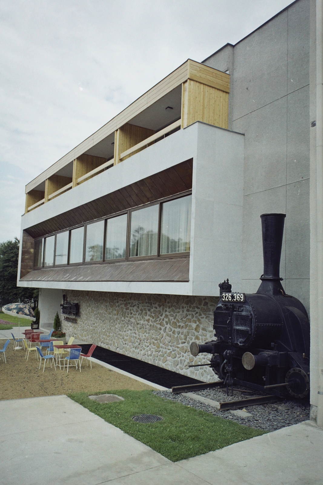 Hungary, Sopron, Lövér körút, Lokomotív szálloda., 1973, Bauer Sándor, colorful, locomotive statue, Fortepan #112356