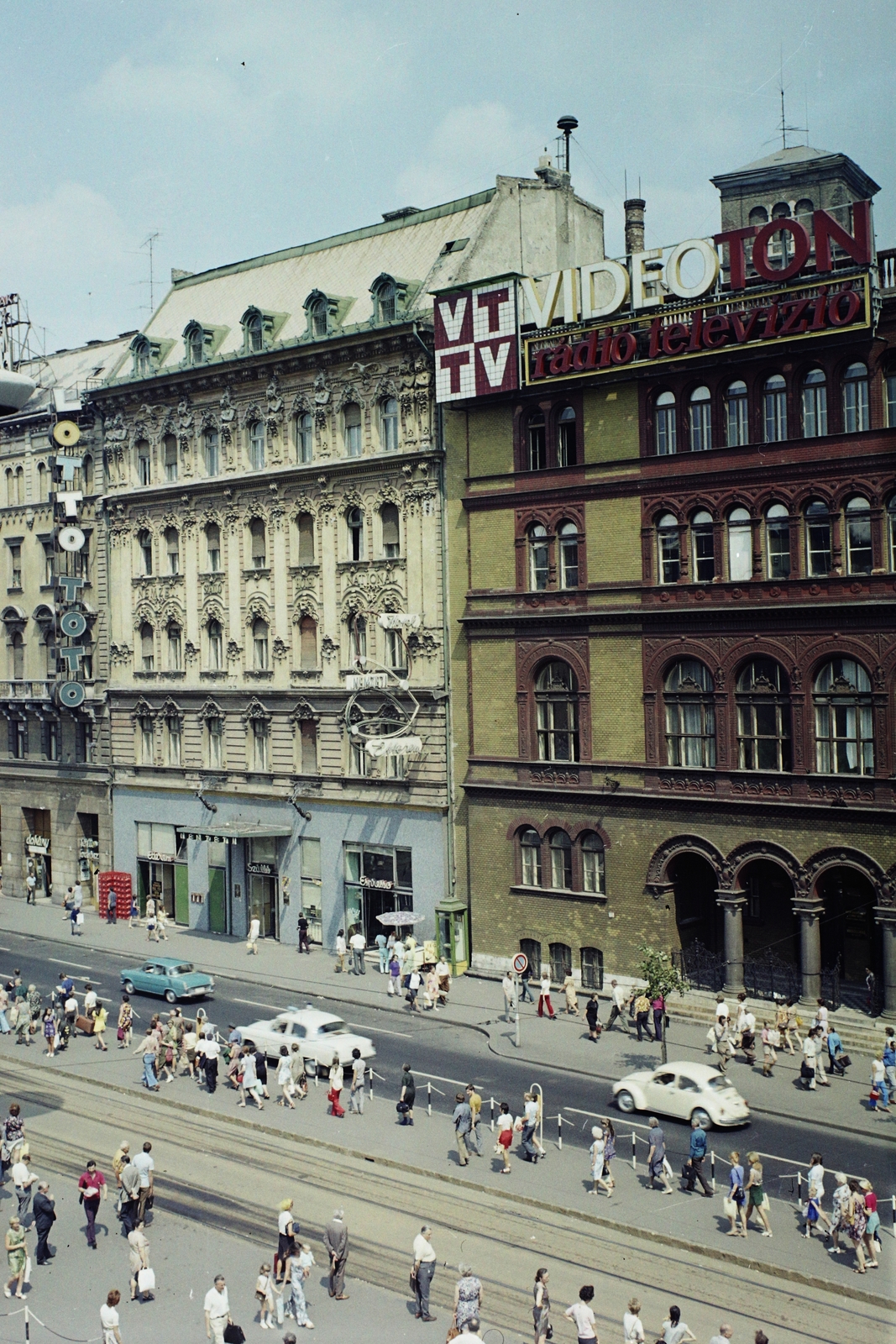 Hungary, Budapest VIII., József körút a Blaha Lujza térnél, középen a Nemzeti Szálló épülete., 1974, Bauer Sándor, colorful, hotel, tram stop, M21 Wolga, Volkswagen Beetle, neon sign, Budapest, Fortepan #112395