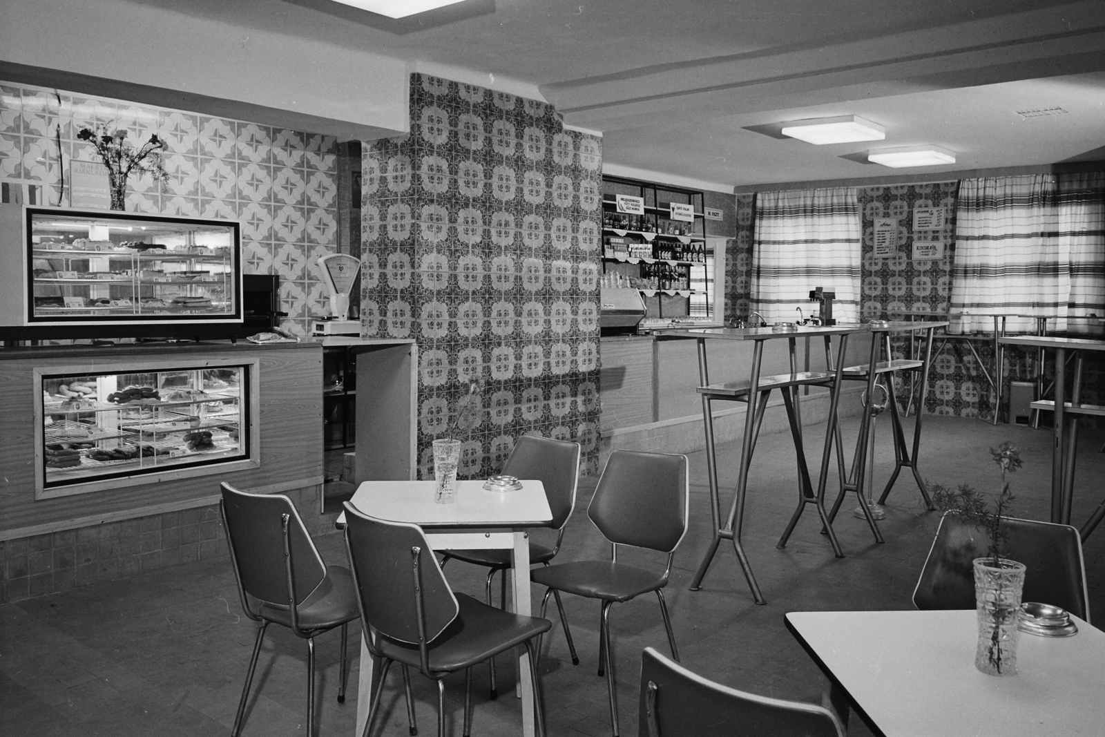 Hungary, Dunaújváros, Építők útja 3., Sörbár., 1979, Bauer Sándor, curtain, flower, table, chair, ashtray, vase, counter, Fortepan #112400