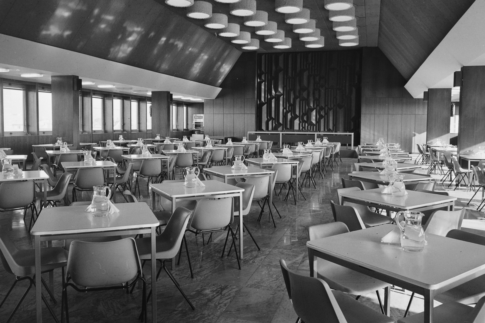 Hungary, Budapest XI., Budafoki út 61-63., Országos Kőolaj- és Gázipari Tröszt (OKGT), étterem., 1979, Bauer Sándor, restaurant, jug, Budapest, ceiling lamp, Fortepan #112407