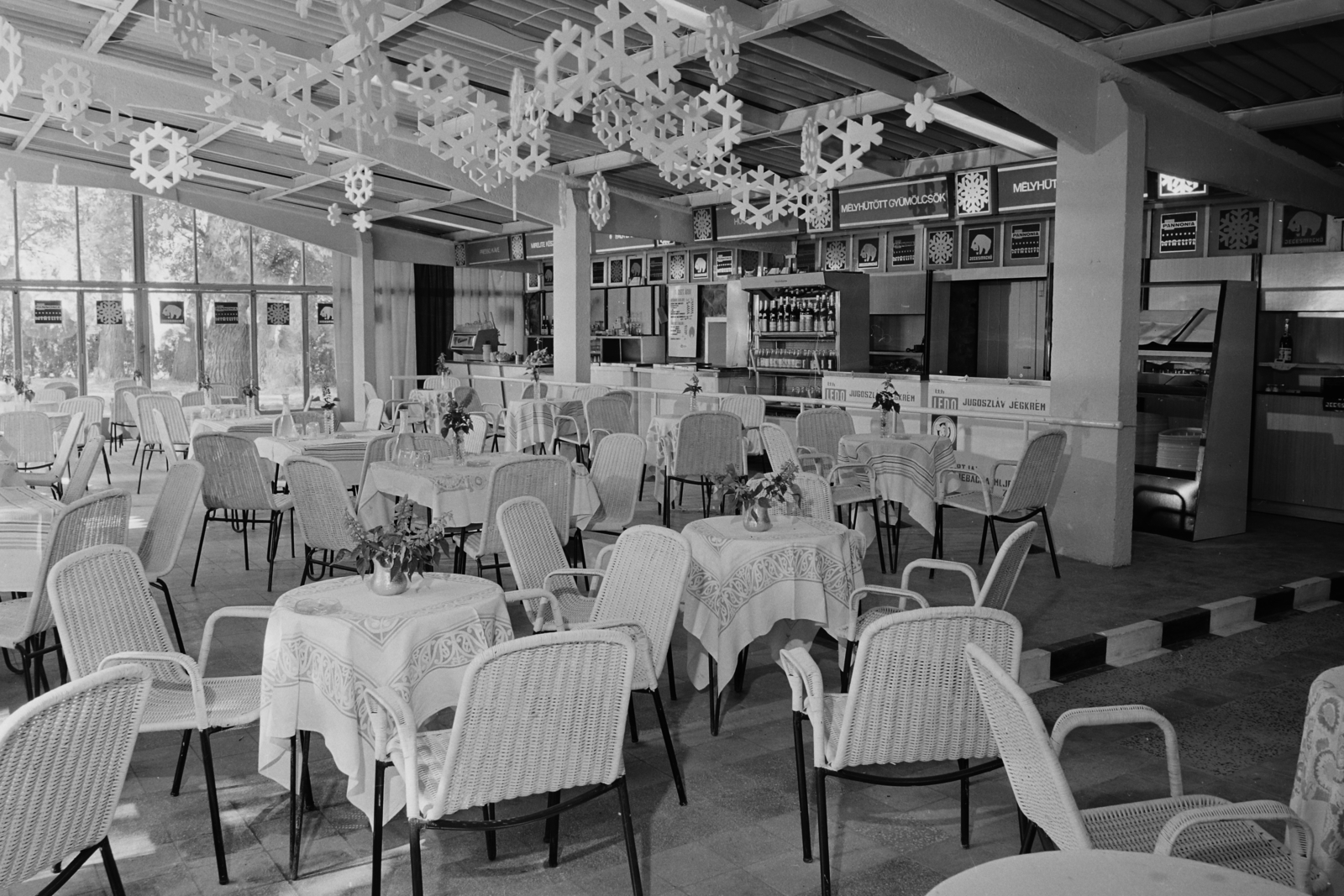 Hungary,Lake Balaton, Siófok, Jeges Mackó, mirelit termékekből készített ételeket árusító önkiszolgáló étterem és presszó., 1971, Bauer Sándor, hospitality, Fortepan #112410