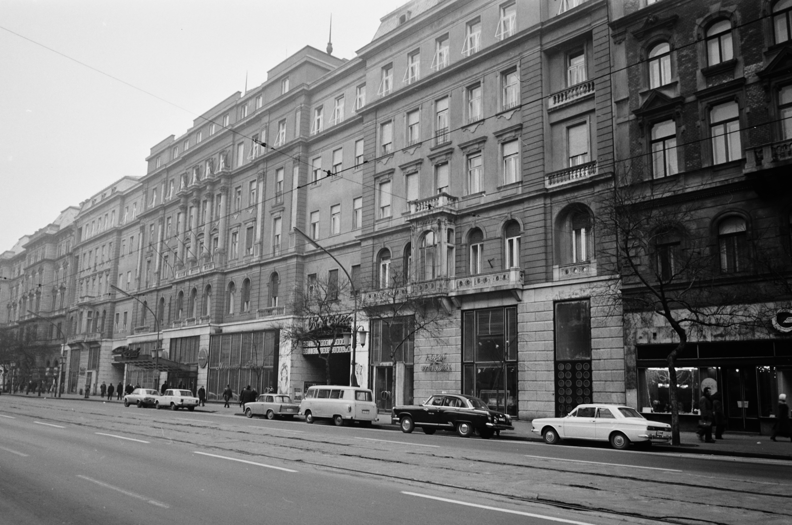 Magyarország, Budapest VII., Erzsébet (Lenin) körút, Royal szálló, Vörös Csillag mozi., 1972, Bauer Sándor, szálloda, Barkas-márka, mozi, GAZ M21 Volga, Trabant 601, rendszám, Polski Fiat 125p, Budapest, Audi 100, Ford Taunus P6, Fortepan #112420