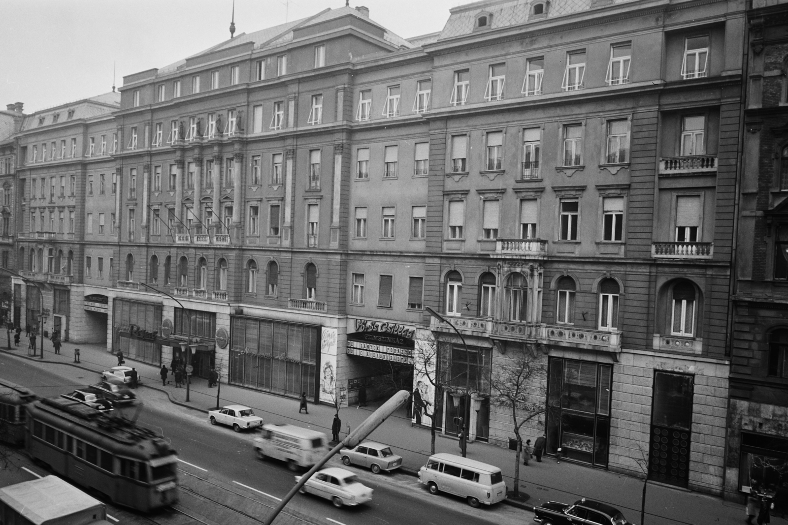 Hungary, Budapest VII., Erzsébet (Lenin) körút, Royal szálló, Vörös Csillag mozi., 1972, Bauer Sándor, hotel, Barkas-brand, movie theater, M21 Wolga, neon lights, Ganz UV tramway, neon sign, Budapest, Moskvith 433/434, Fortepan #112421