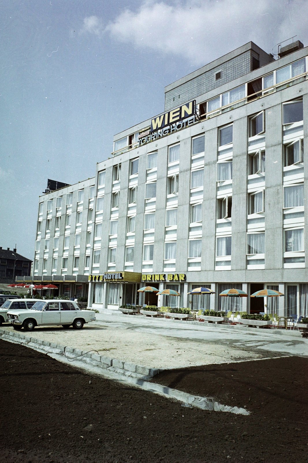 Hungary, Budapest XI., Budaörsi út 88-90., Hotel Wien., 1971, Bauer Sándor, colorful, neon sign, Budapest, Fortepan #112446