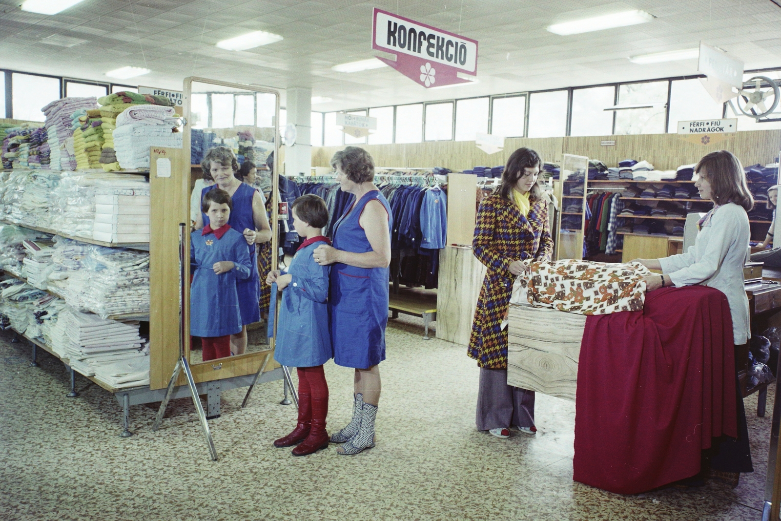 Magyarország, Gödöllő, Szabadság tér, Szövetkezeti Áruház., 1974, Bauer Sándor, színes, felirat, vásárlás, tükör, eladó, áruház, polc, pult, rövidáru, ruhaüzlet, ruhapróba, iskolai egyenruha, Fortepan #112450