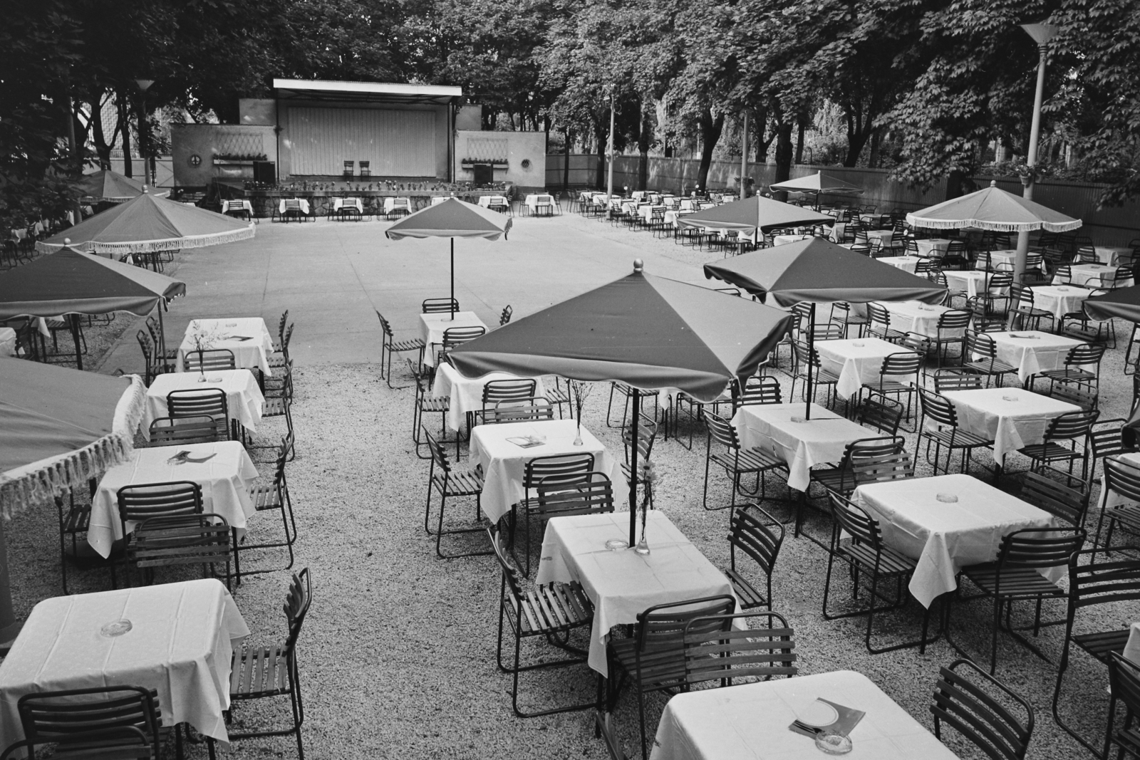Hungary, Budapest XVIII., Kossuth tér, Lőrinci Ifjúsági Park. Háttérben balra a református templom., 1971, Bauer Sándor, Budapest, Fortepan #112476