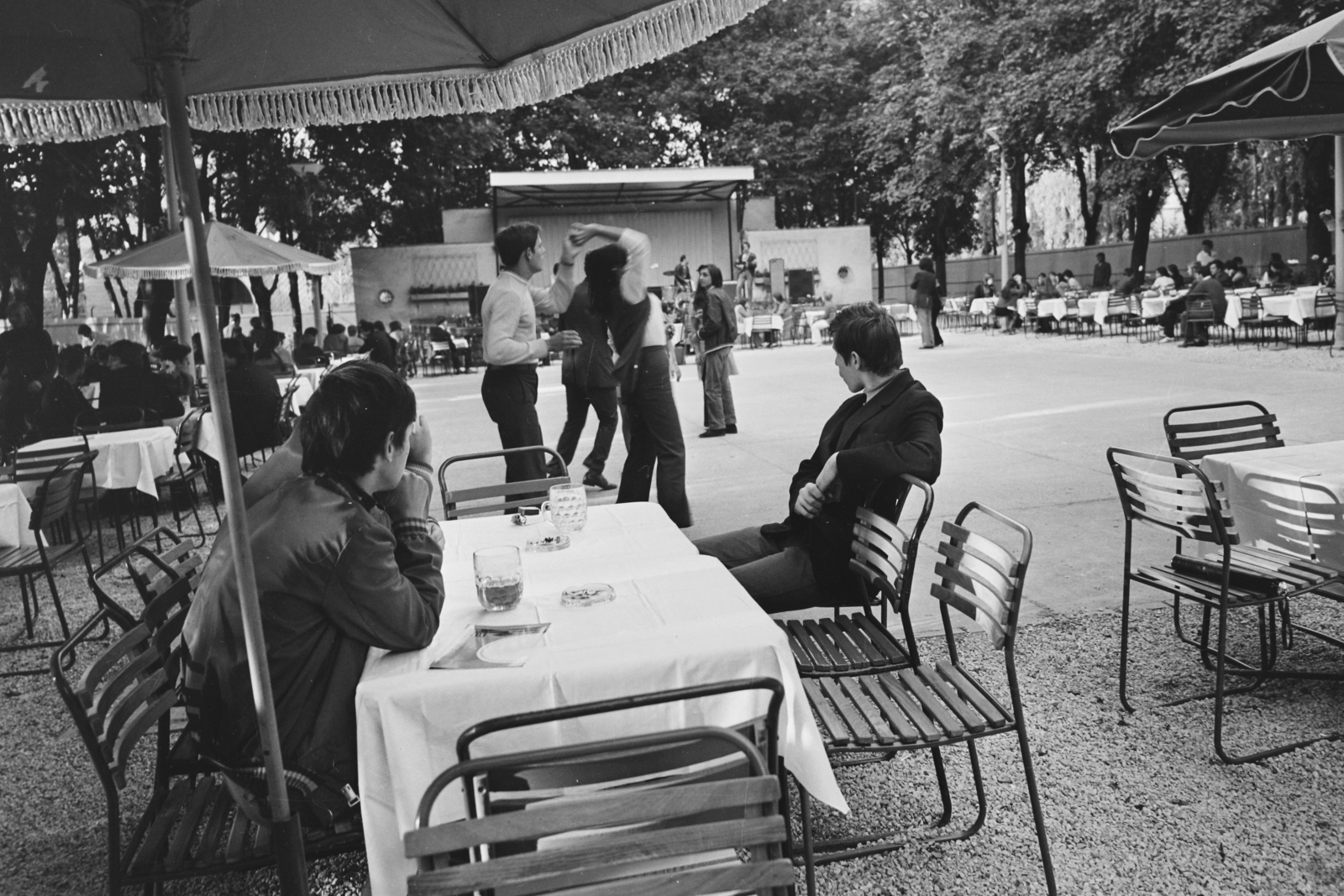 Magyarország, Budapest XVIII., Kossuth tér, Lőrinci Ifjúsági Park. Háttérben balra a református templom., 1971, Bauer Sándor, tánc, kerthelyiség, Budapest, Fortepan #112477