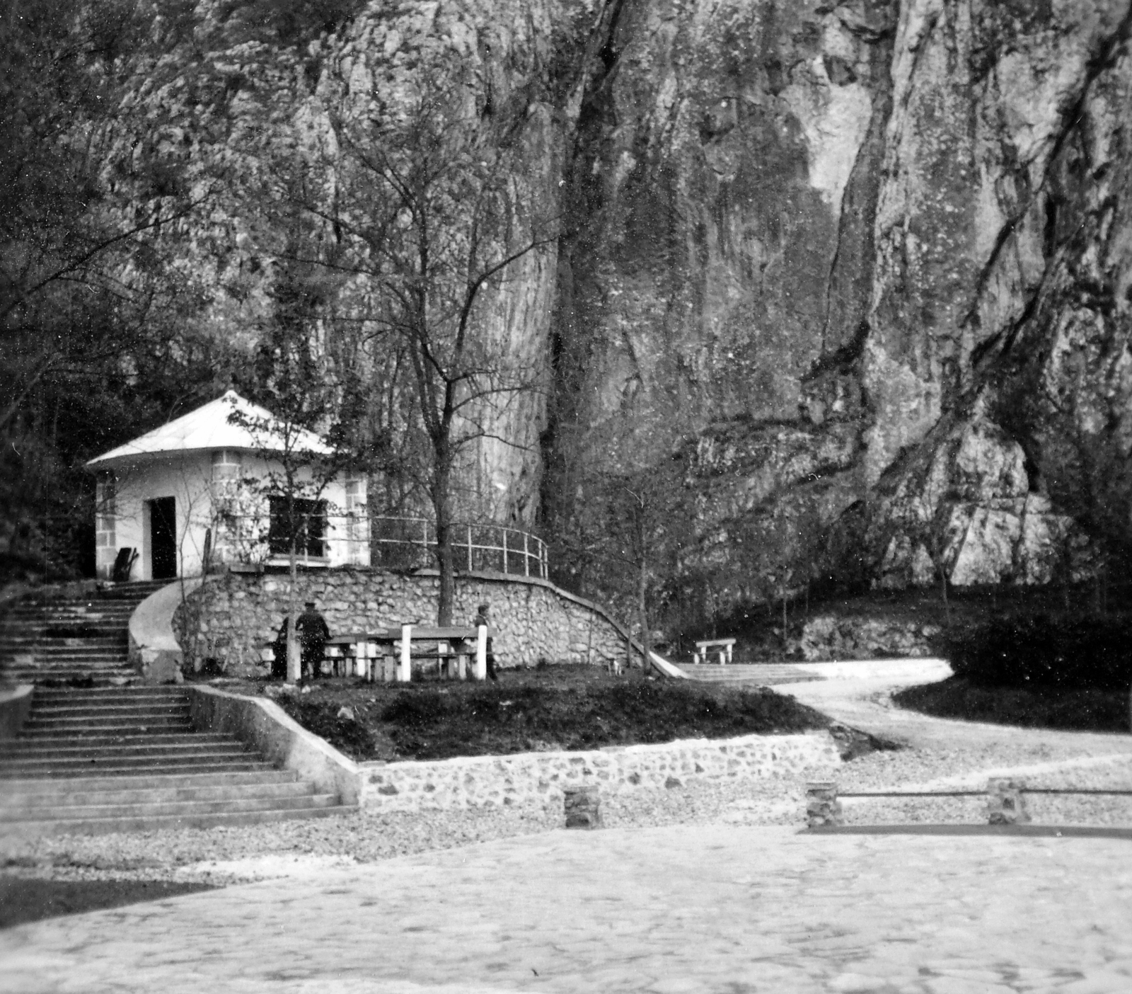 Hungary, Aggtelek, a Baradla-barlang bejárata., 1938, Gyöngyi, rock, cave, entrance, Fortepan #11249