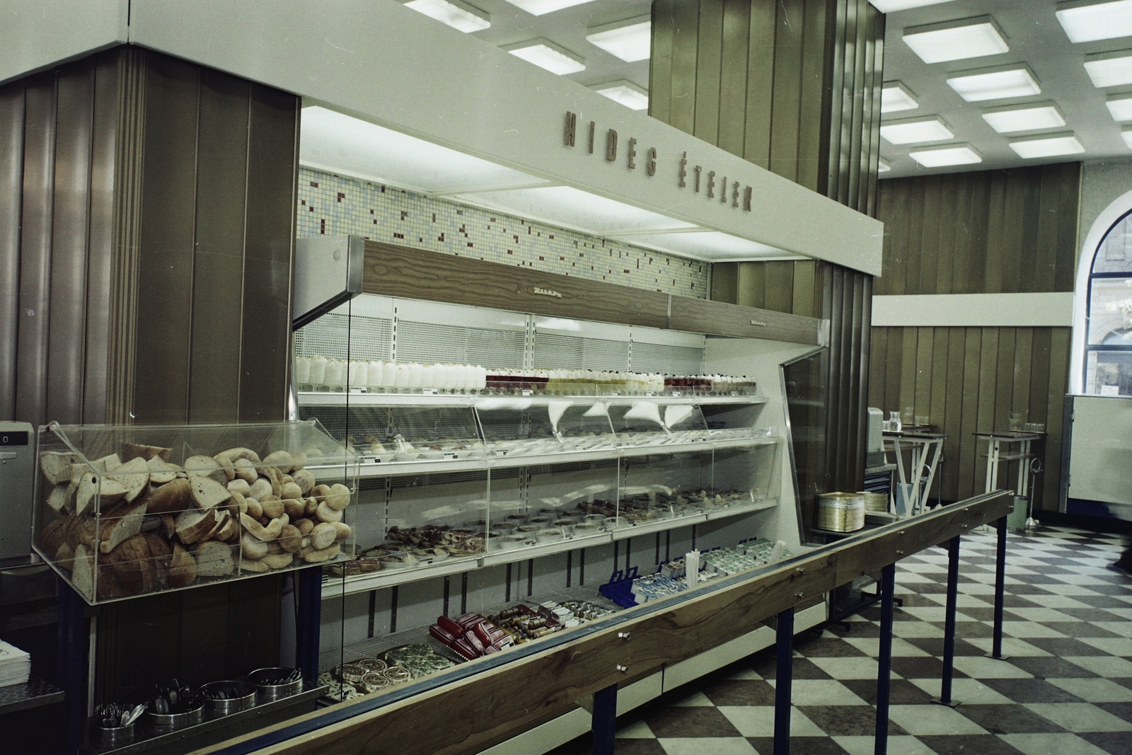 Hungary, Budapest VII., Erzsébet (Lenin) körút 53., Halló önkiszolgáló étterem a Király (Majakovszkij) utca sarkán., 1973, Bauer Sándor, colorful, self-serving restaurant, Budapest, Fortepan #112497