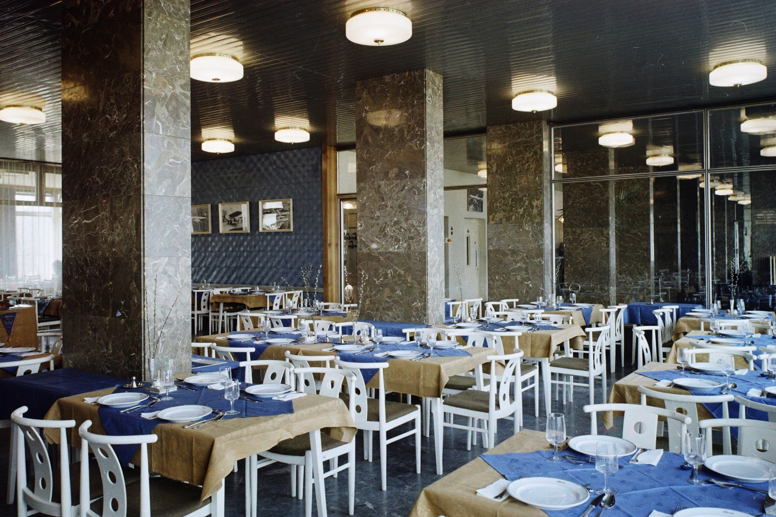 Hungary, Budapest IX., Ferde utca 1., Hotel Aero, étterem., 1970, Bauer Sándor, colorful, Budapest, pillar, Fortepan #112519