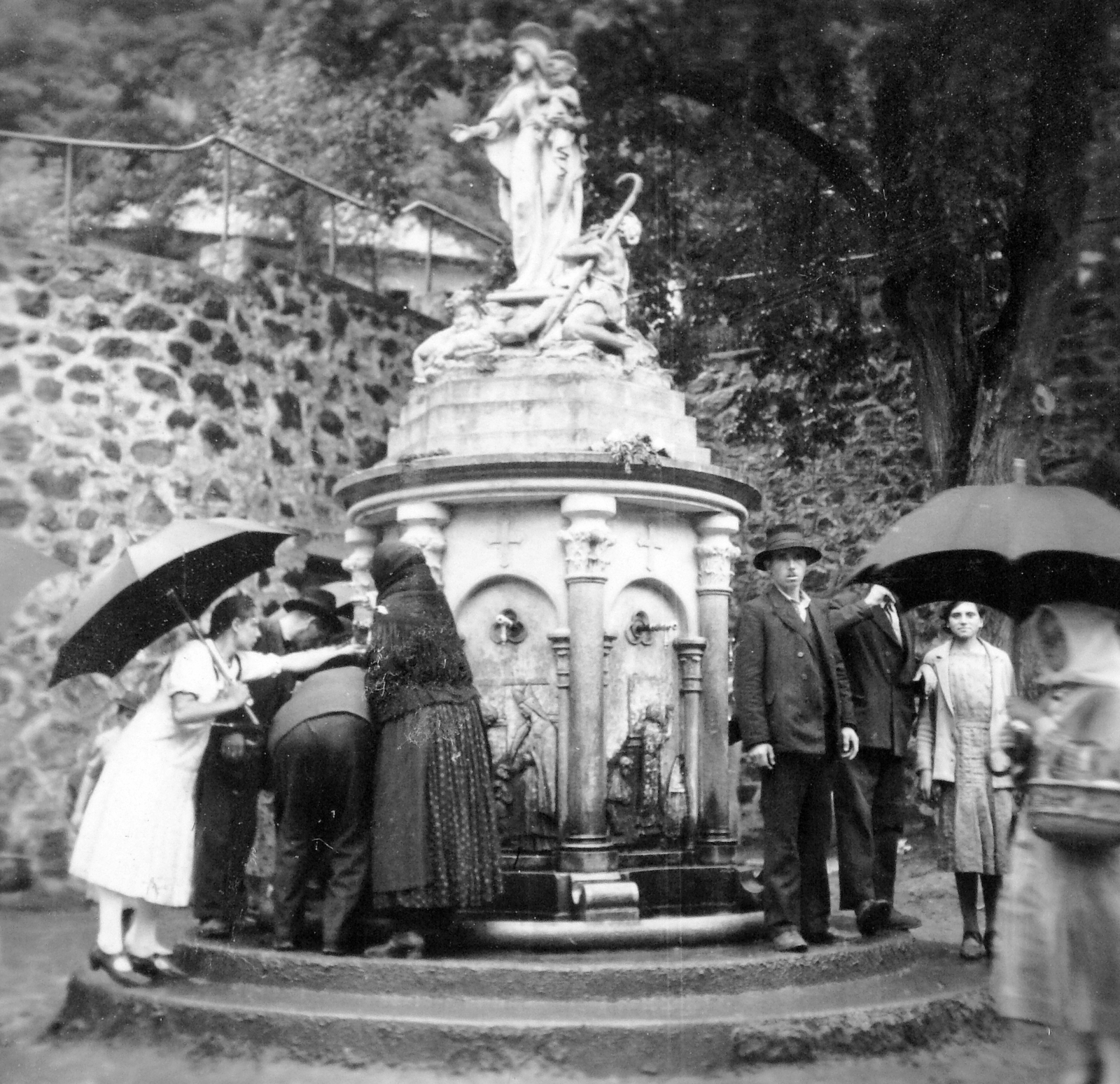 Hungary, Mátraverebély-Szentkút, a szent kút., 1937, Gyöngyi, umbrella, folk costume, drinking fountain, Fortepan #11252