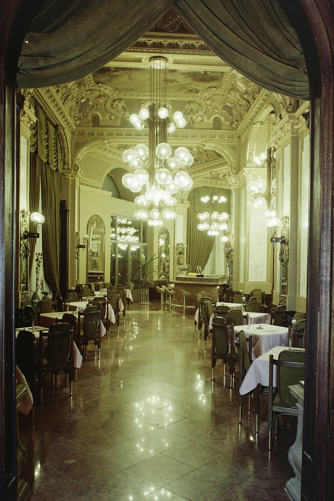 Hungary, Budapest VII., Hungária (korábban és ma New York) kávéház., 1974, Bauer Sándor, hospitality, colorful, mirror, chandelier, table, chair, stucco, Budapest, decorative lamps, Fortepan #112526