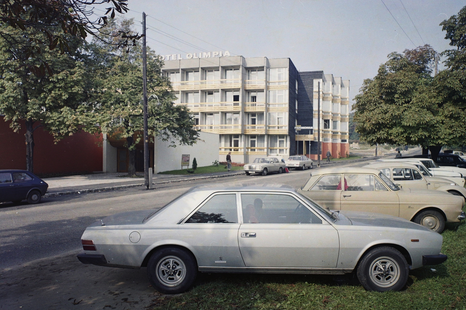 Hungary, Budapest XII., Eötvös út 40., Hotel Olimpia., 1972, Bauer Sándor, colorful, Volkswagen Beetle, Budapest, Fortepan #112529