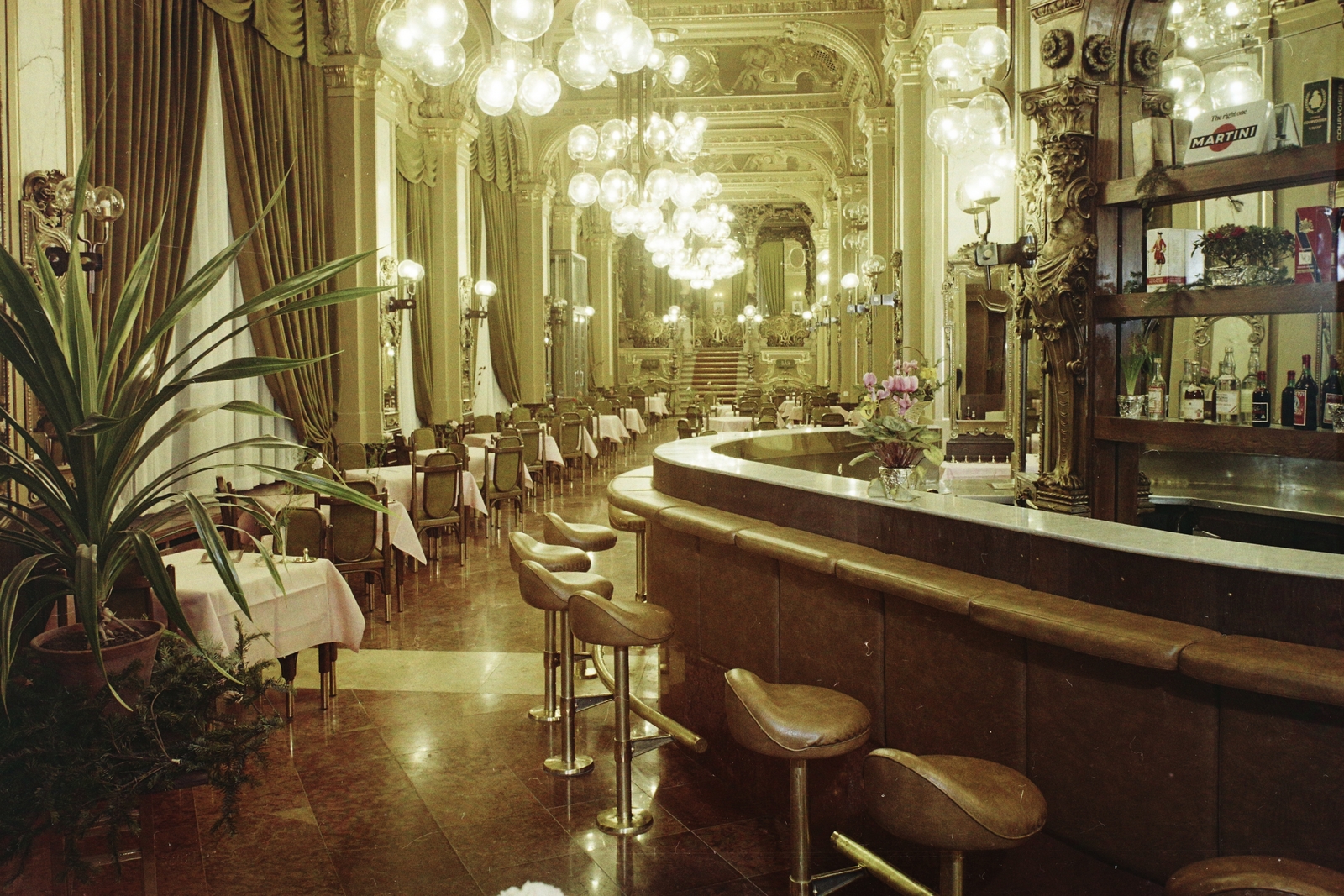 Hungary, Budapest VII., Hungária (korábban és ma New York) kávéház., 1974, Bauer Sándor, hospitality, colorful, chandelier, stucco, bar stool, bar, Budapest, flight of stairs, Fortepan #112536