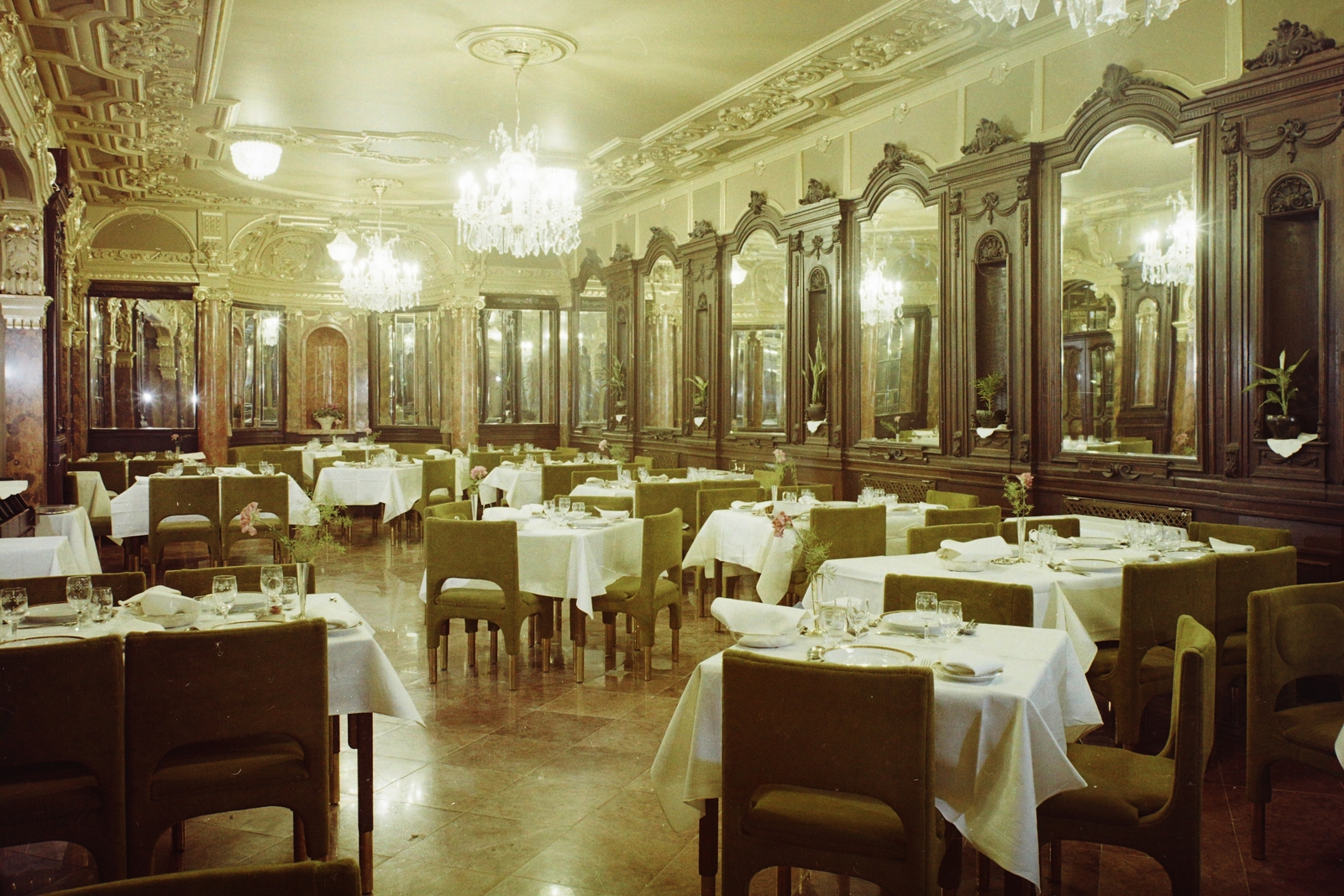 Hungary, Budapest VII., Hungária (korábban és ma New York) kávéház Márvány terme., 1974, Bauer Sándor, colorful, restaurant, mirror, chandelier, stucco, Budapest, Fortepan #112541