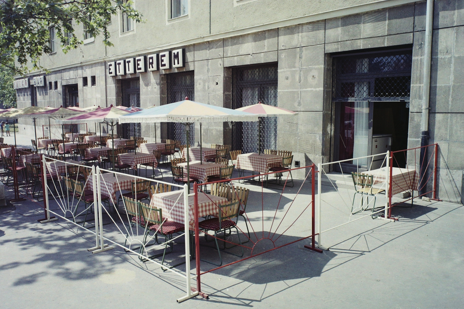 Hungary, Dunaújváros, Balogh Ádám utca 16., Kohász (később Kiskohász) étterem és Amigo bár., 1974, Bauer Sándor, colorful, sunshades, restaurant, neon sign, Fortepan #112560