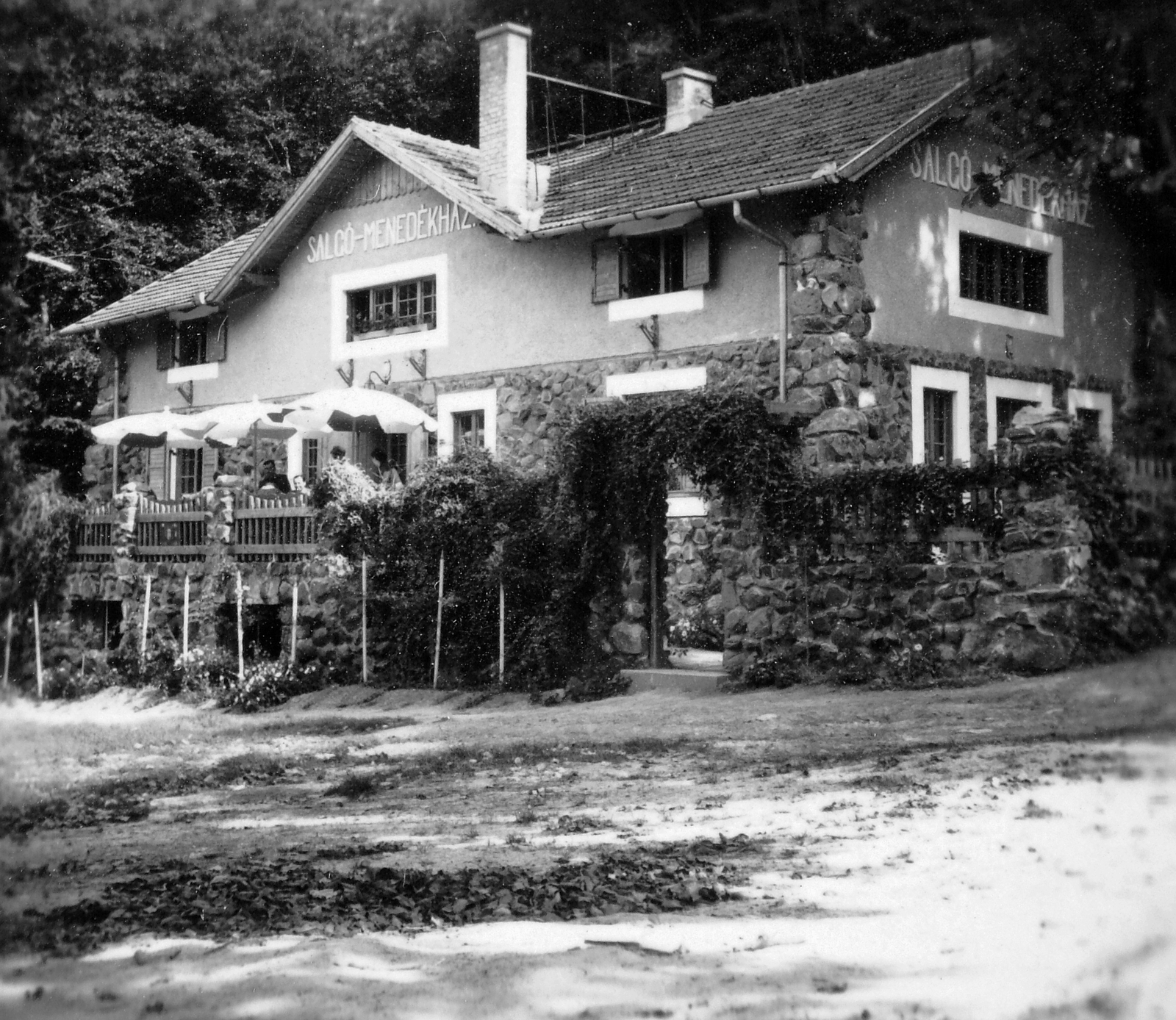 Magyarország, Salgótarján, Salgó menedékház (később Dornyay Turistaház)., 1937, Gyöngyi, napernyő, turistaház, menedékház, Fortepan #11258