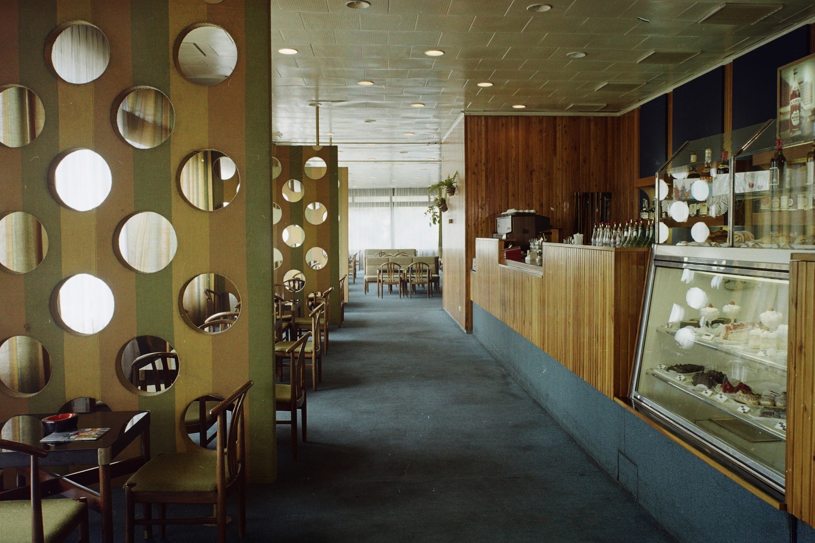 Magyarország, Budapest II., Szilágyi Erzsébet fasor, Budapest körszálló, eszpresszó., 1975, Bauer Sándor, színes, Budapest, hűtőpult, lambéria, Fortepan #112583