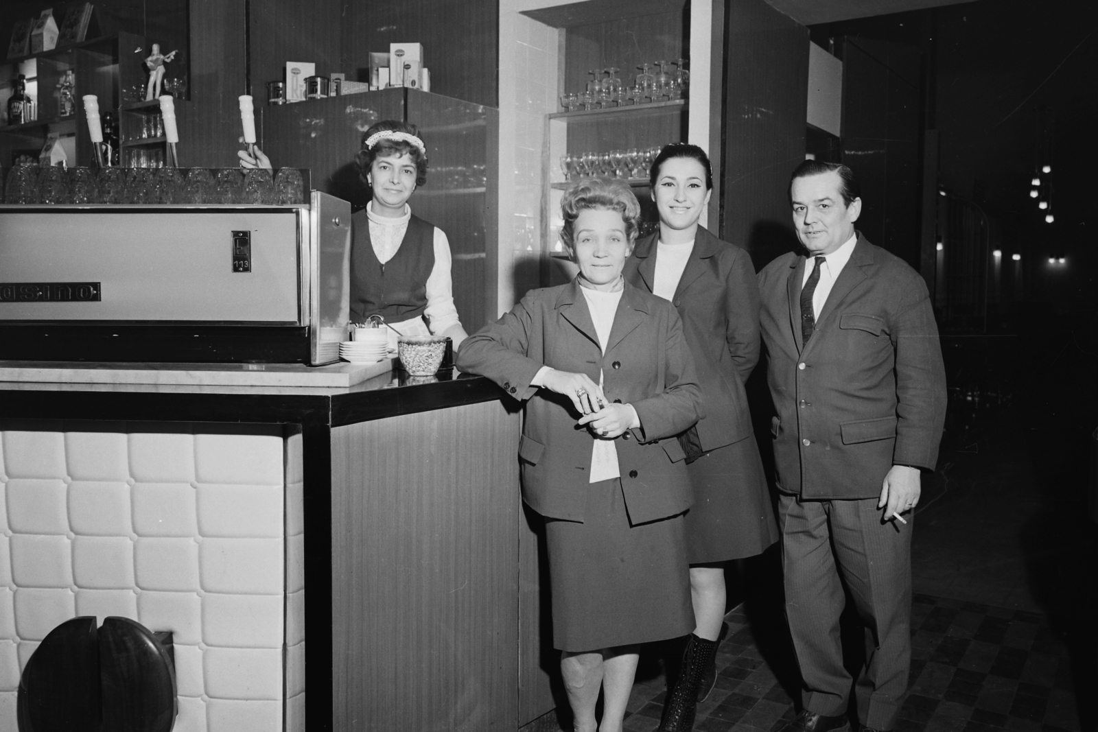 Hungary, Budapest VIII., Rákóczi út 23., Erzsike eszpresszó., 1972, Bauer Sándor, espresso, coffee maker, Budapest, hair clip, staff, Fortepan #112595